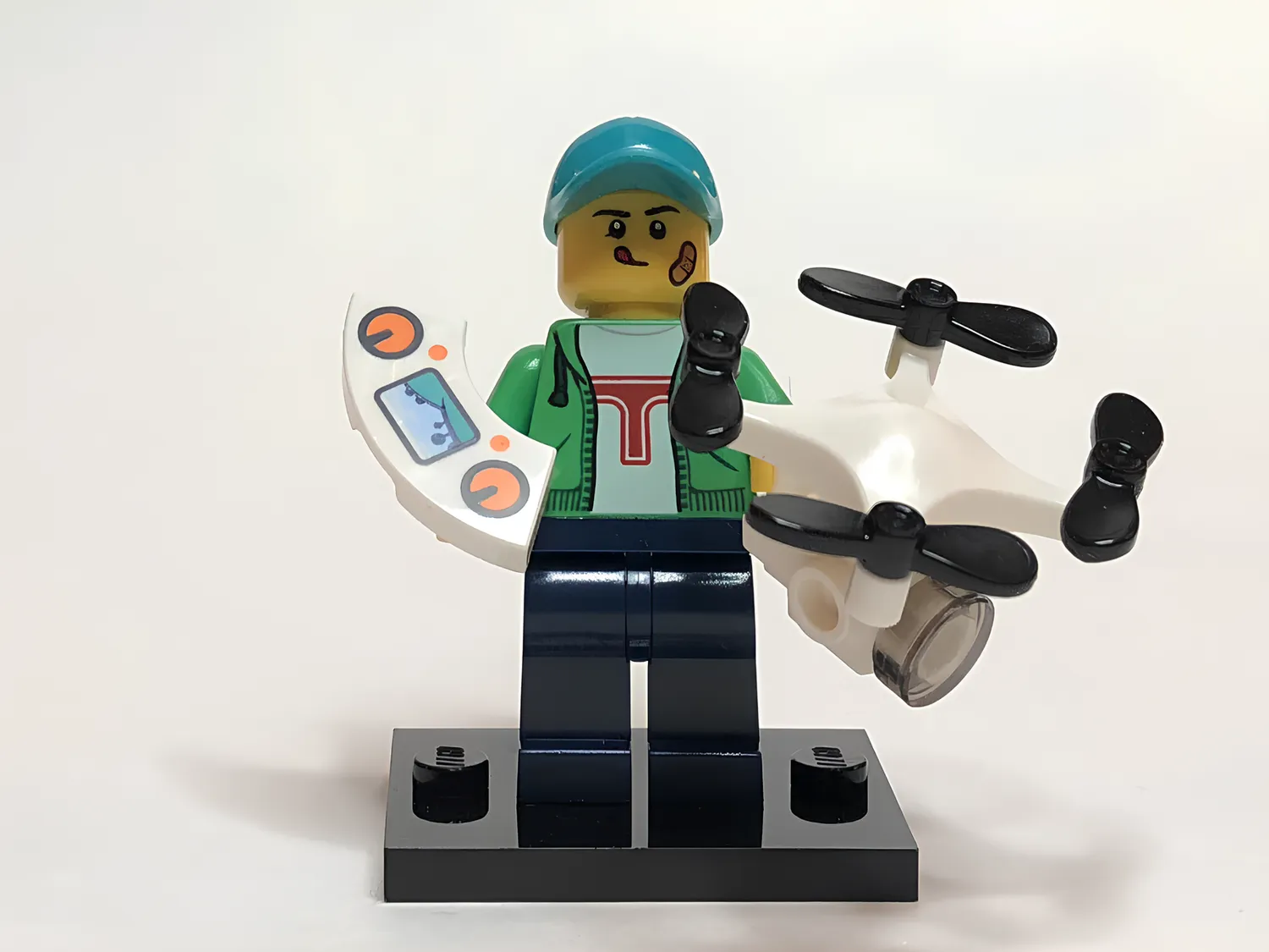 Изображение товара Минифигурка LEGO Drone Boy серия 20 с дроном в индивидуальной упаковке Изображение товара Минифигурка LEGO Drone Boy серия 20 с дроном в индивидуальной упаковке