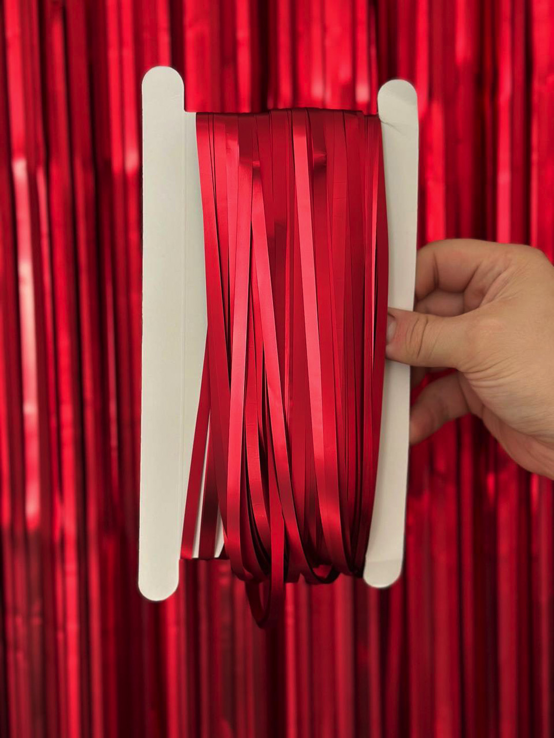 Дождик для фотозоны ZHIYU MENG матовый красный 2х1м 4 штуки - фото 1