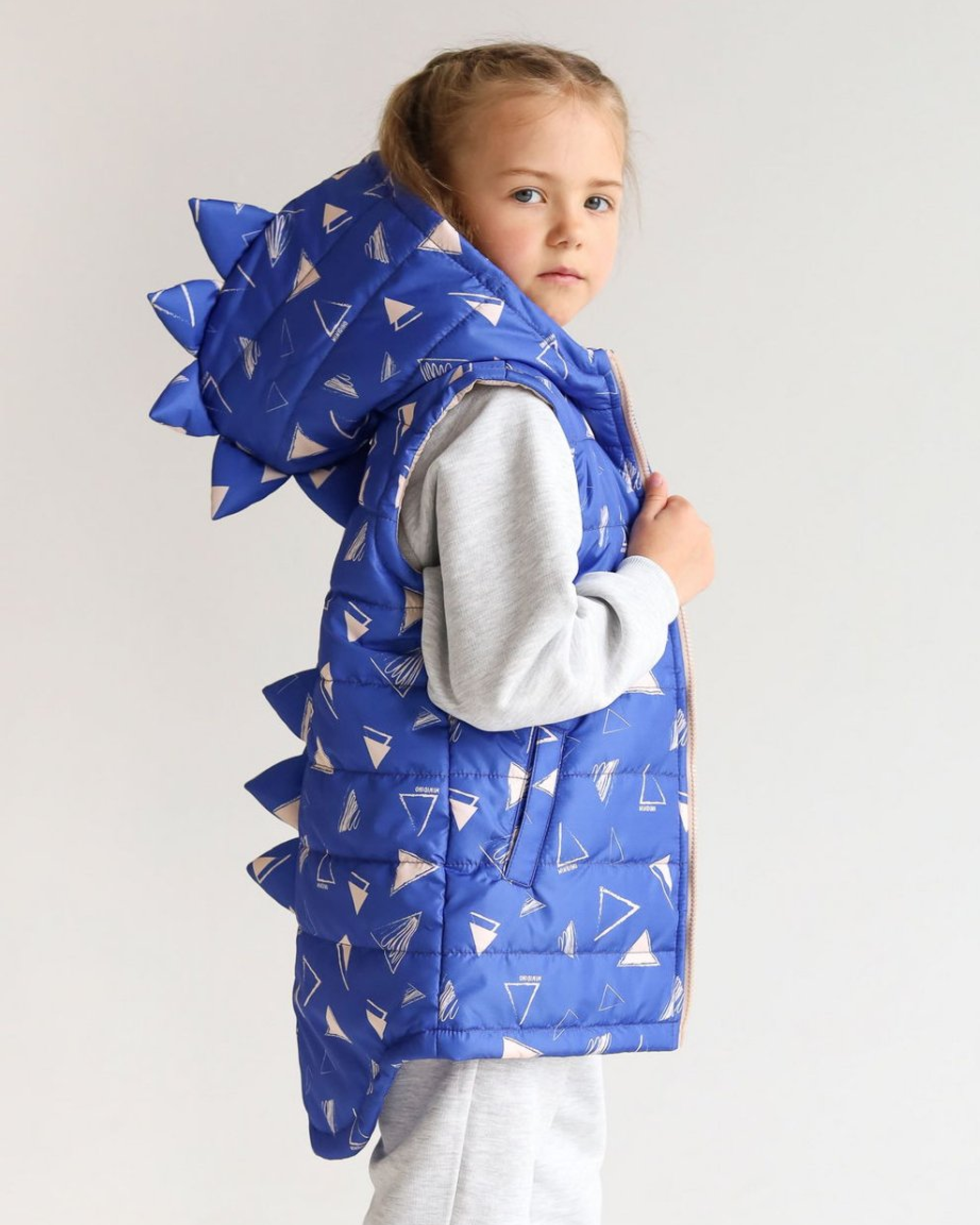 Жилет MINIDINO М010/1/ДЖилет утепленный детский Дино принт треугольник кобальт - фото 1