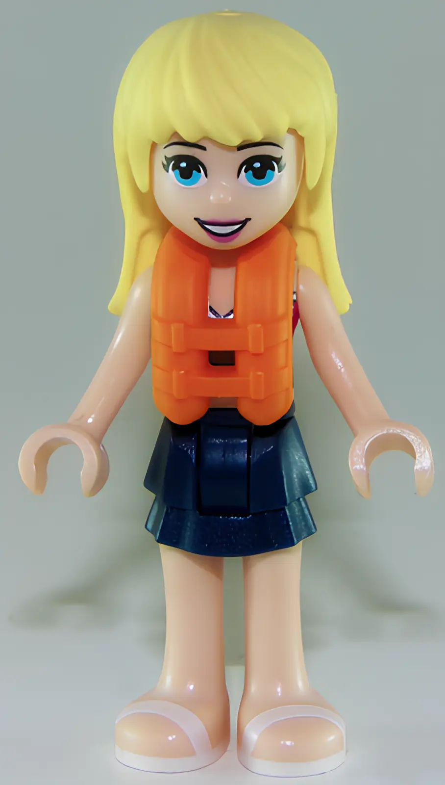 Изображение товара LEGO Friends Стефани Минифигурка с купальником и жилетом для творчества Изображение товара LEGO Friends Стефани Минифигурка с купальником и жилетом для творчества