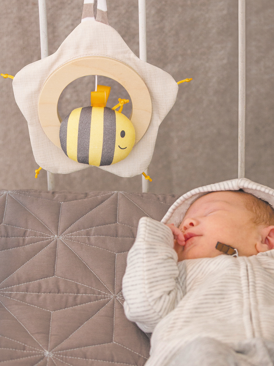 Мобиль Hape Пчелка - фото 1