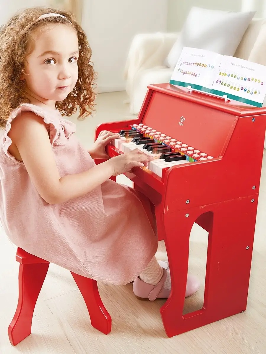 Игрушка музыкальная Hape Пианино красный с табуреткой пианино - фото 3