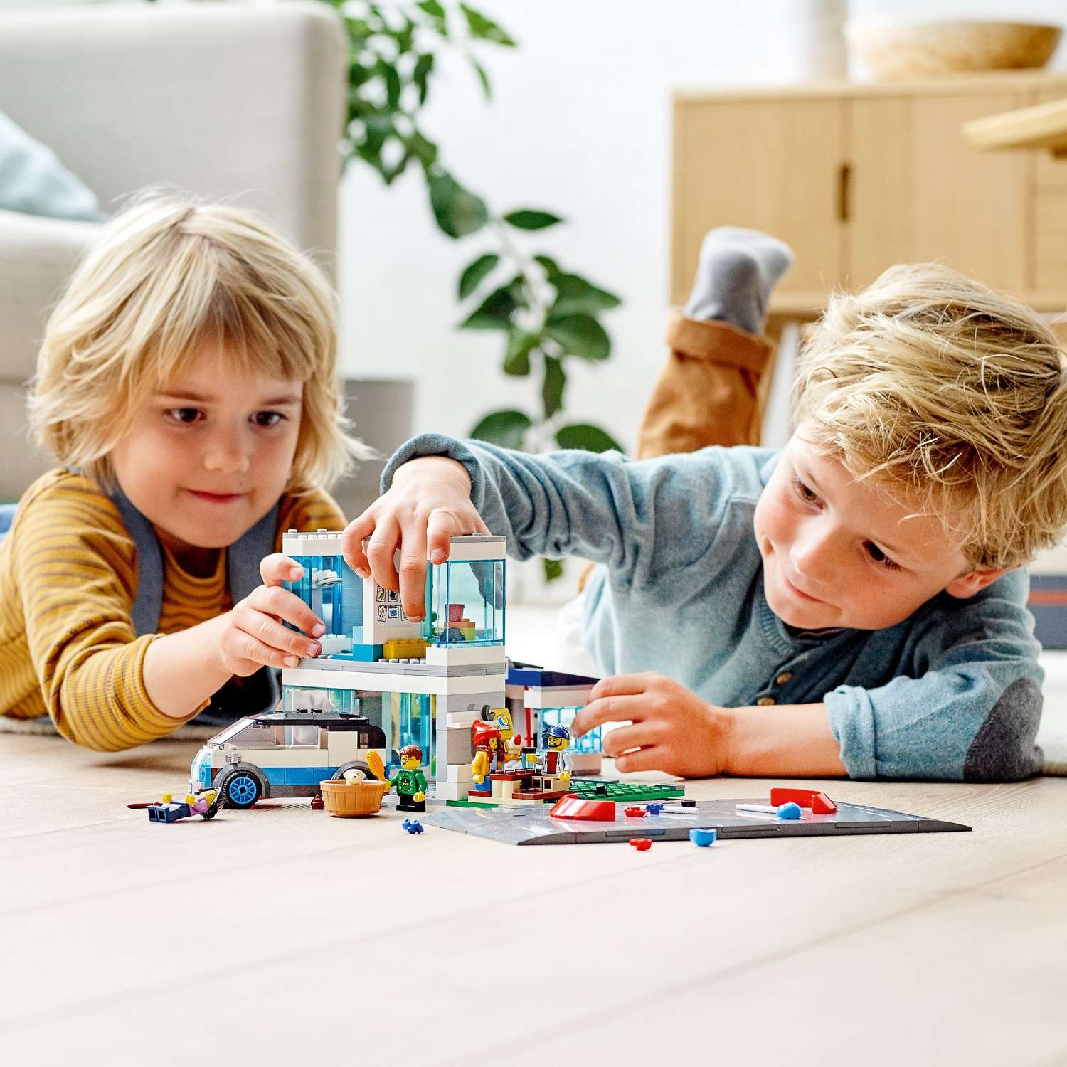 Конструктор LEGO City Современный дом для семьи блочный - фото 10