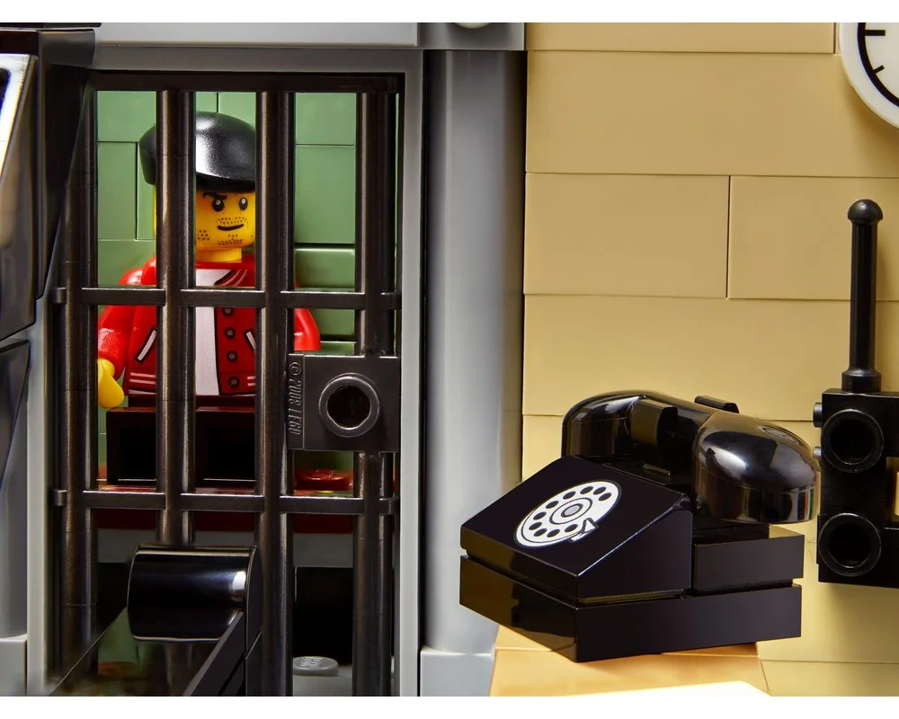 Конструктор LEGO Creator Expert 10278 2903 дет. - фото 13