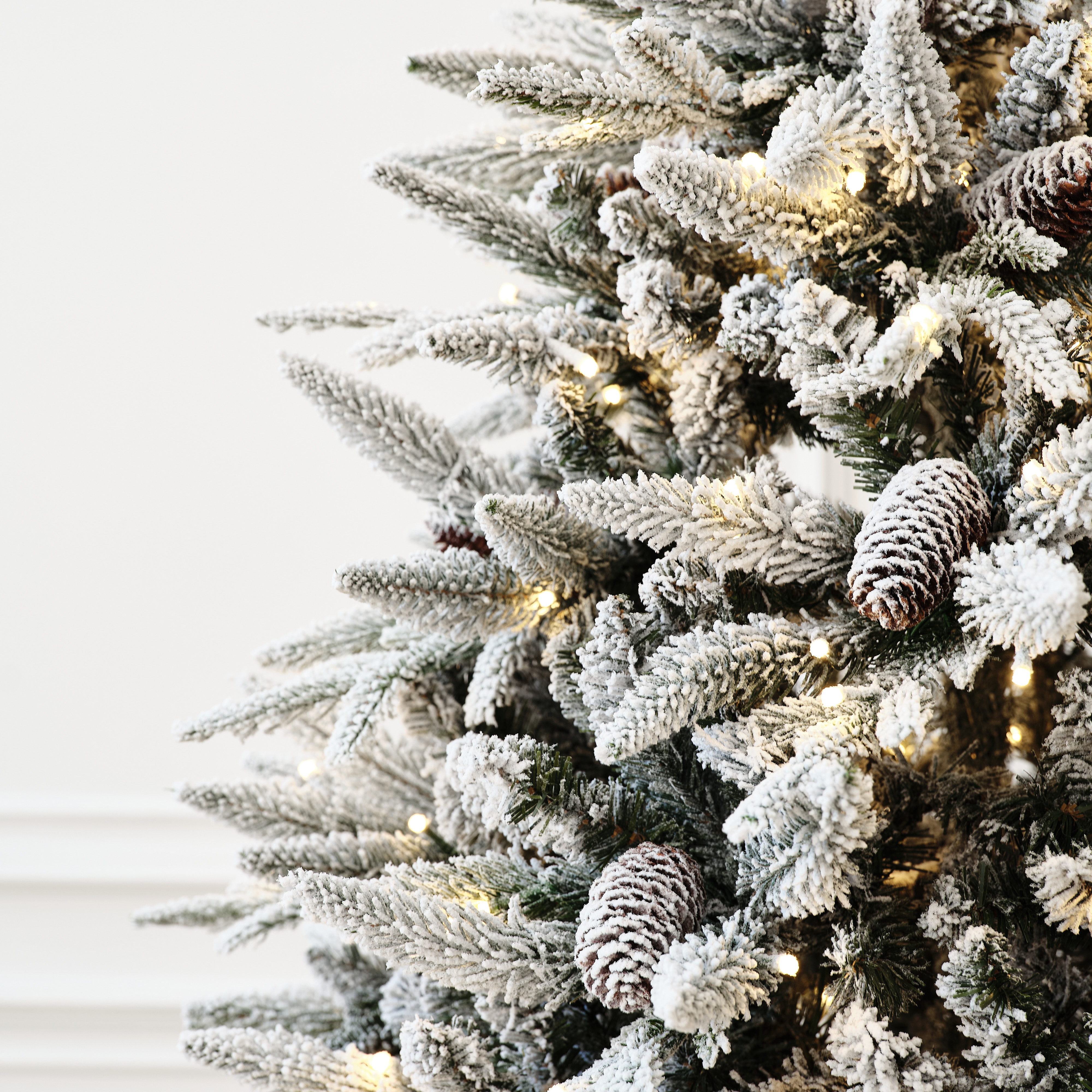 Елка искусственная BINOSHE Ile Grande LED заснеженная с шишкой и подсветкой 240 см - фото 4