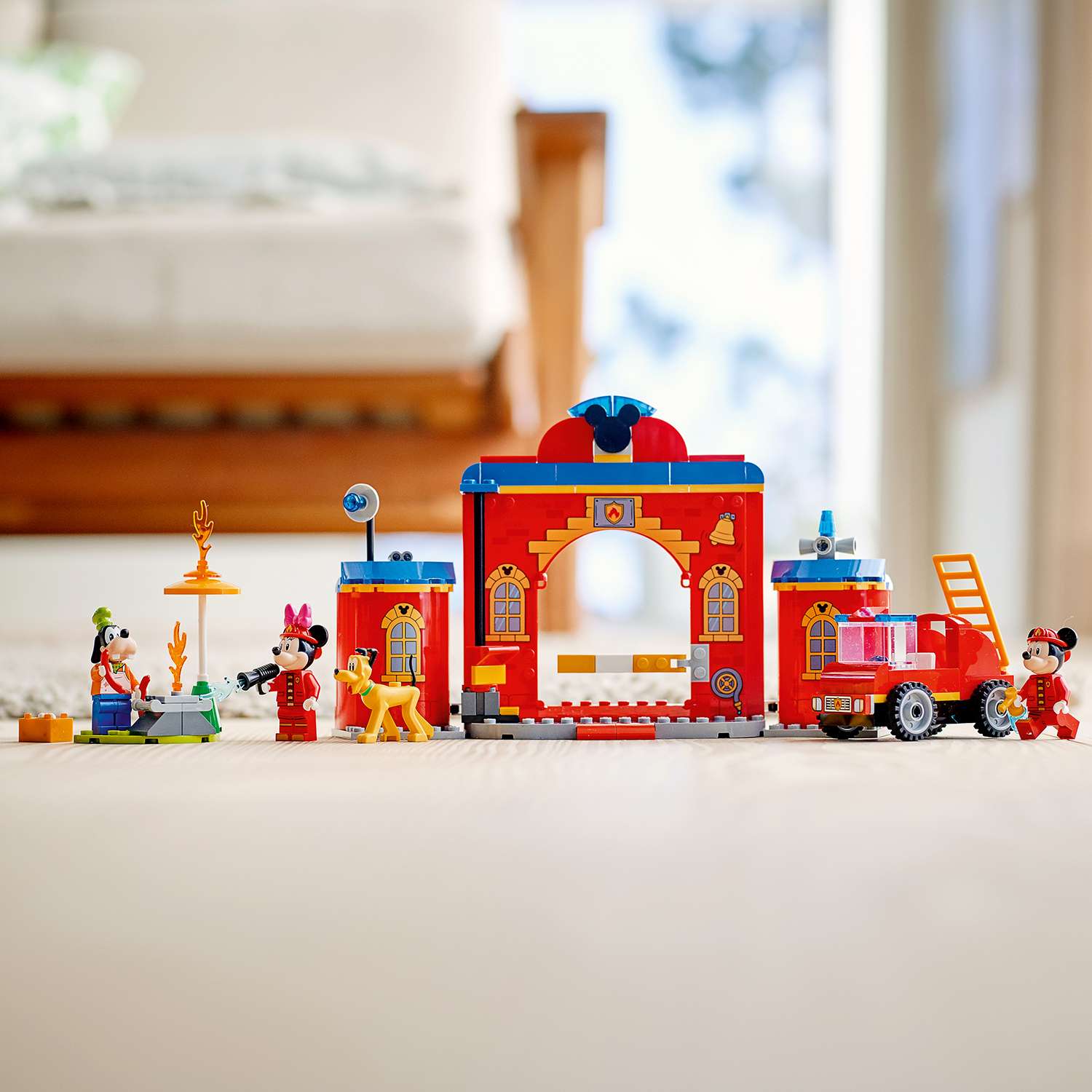 Конструктор LEGO Mickey and Friends Пожарная часть и машина Микки блочный - фото 10
