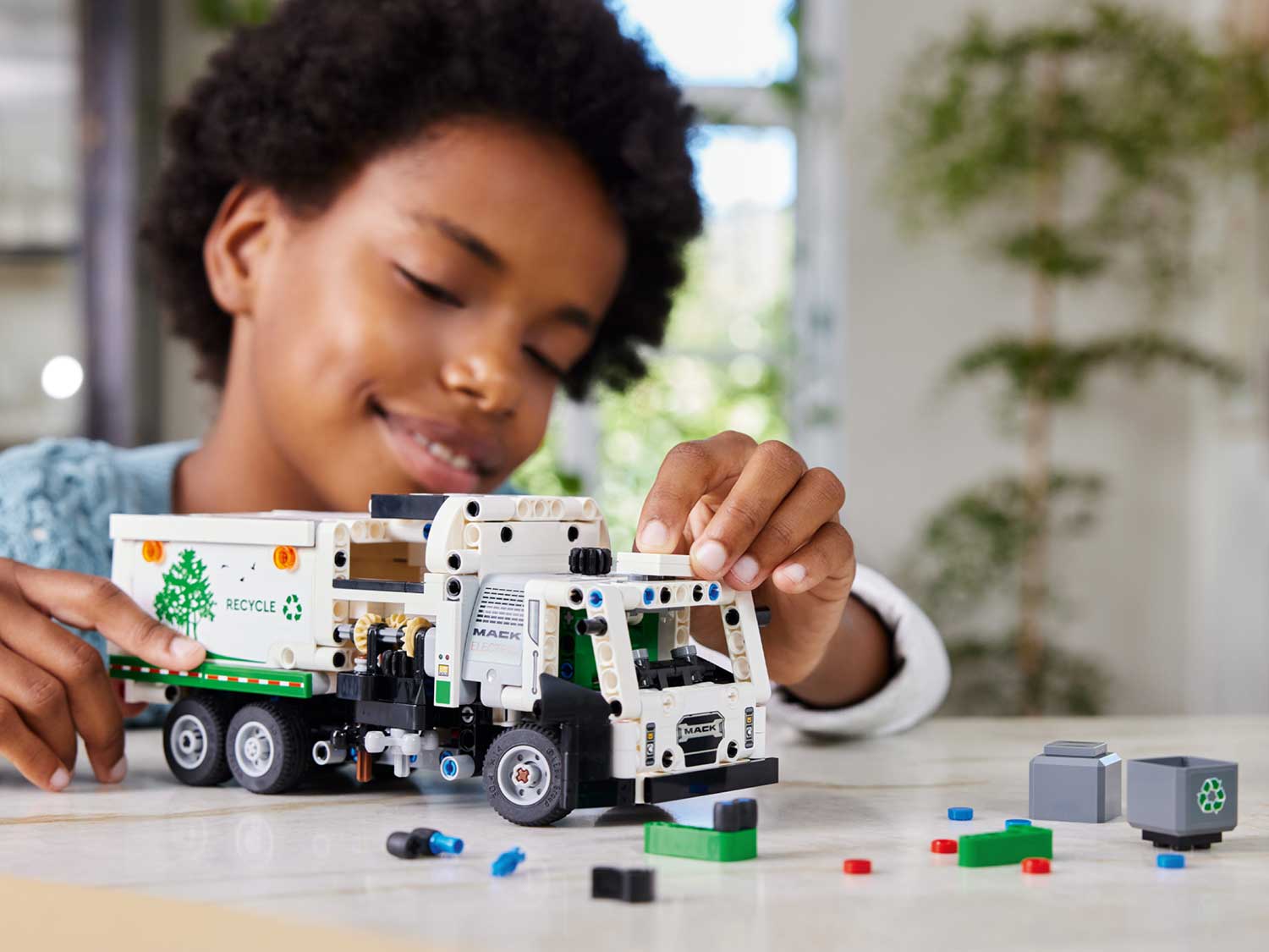 Конструктор LEGO Technic Электрический мусоровоз 42167 503 дет. - фото 9