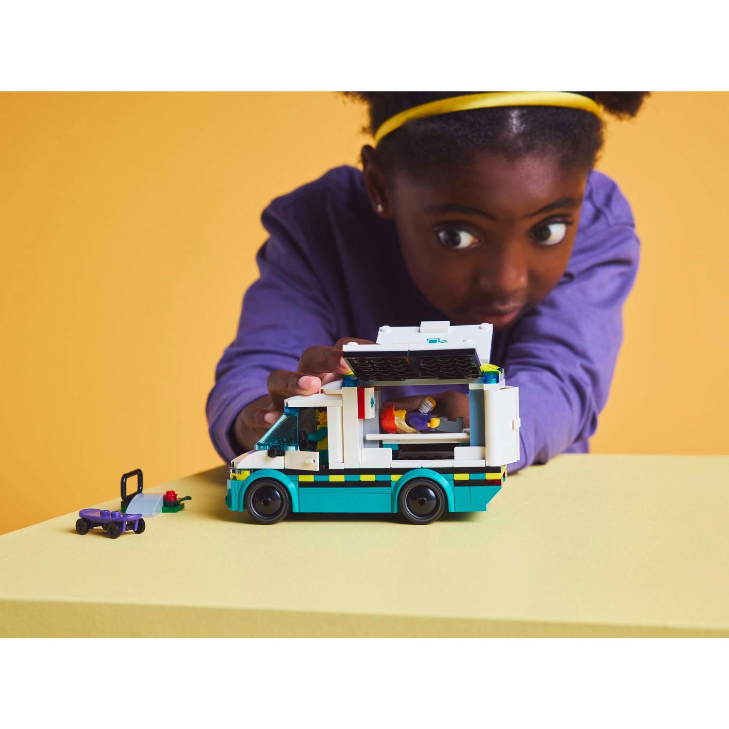 Конструктор LEGO City Машина Скорой помощи 184 дет. - фото 9