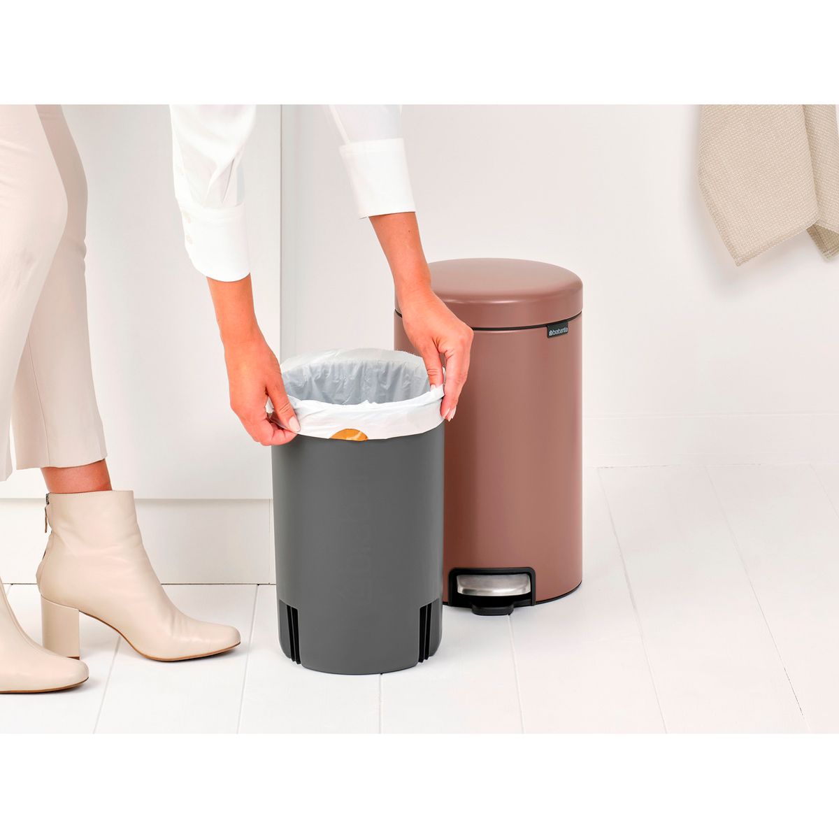 Бак мусорный Brabantia NewIcon с педалью светло-коричневый 12л 234002 - фото 9