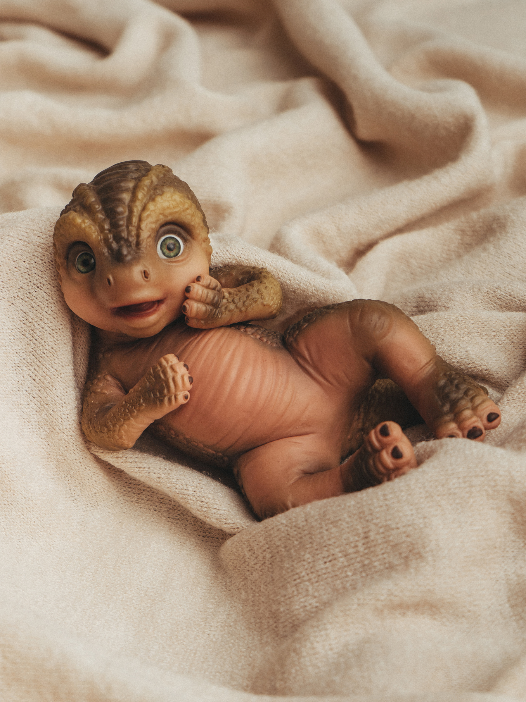 Кукла мини Magic Manufactory Magic Dino Игуанодон высота 22 см 4631163177443 - фото 1