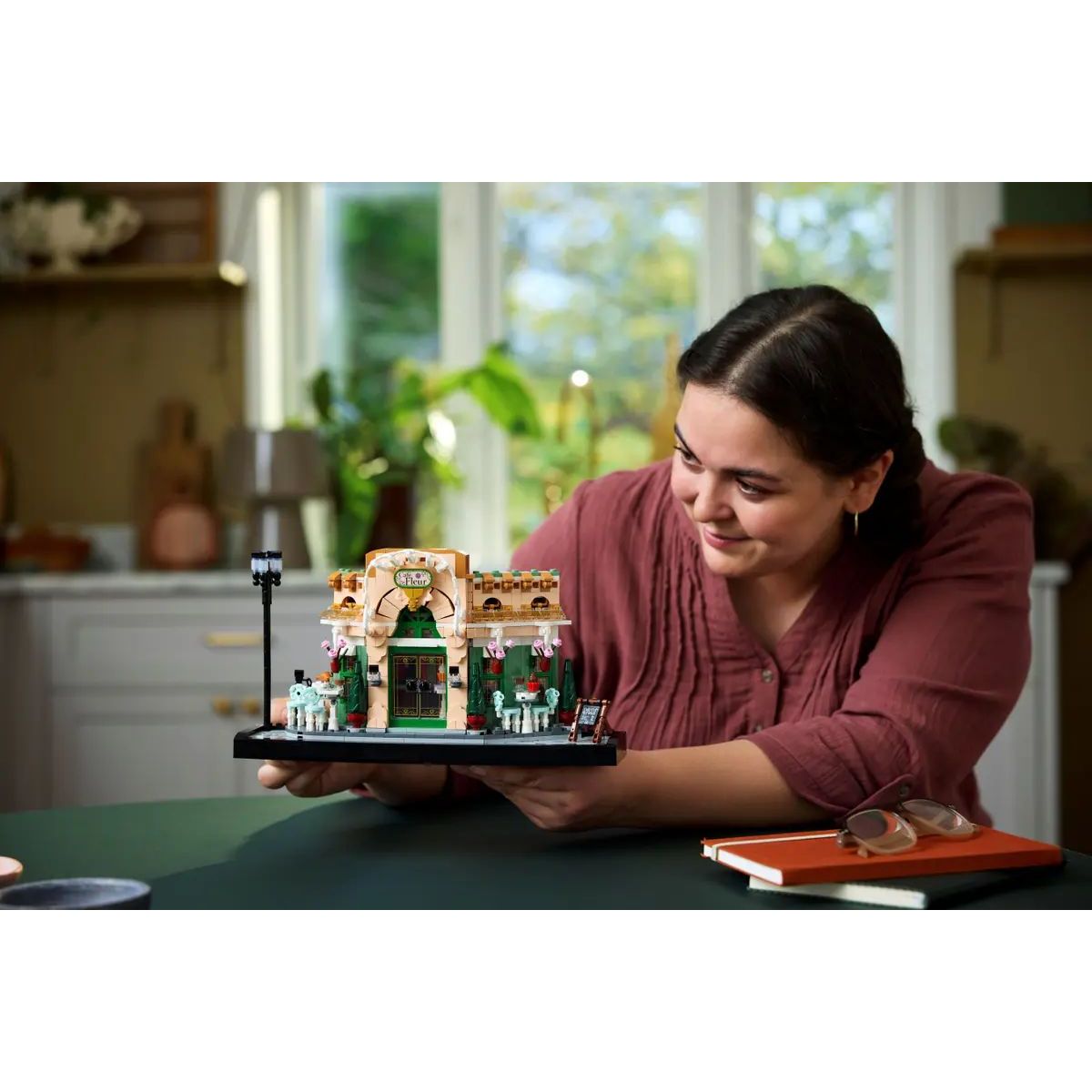 Конструктор LEGO Icons Французское кафе 1101 дет. - фото 10