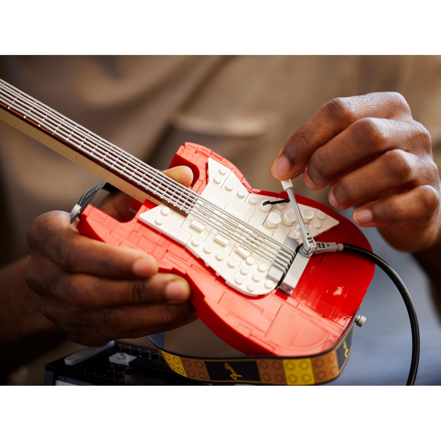 Конструктор LEGO Ideas Гитара Fender Stratocaster блочный - фото 14