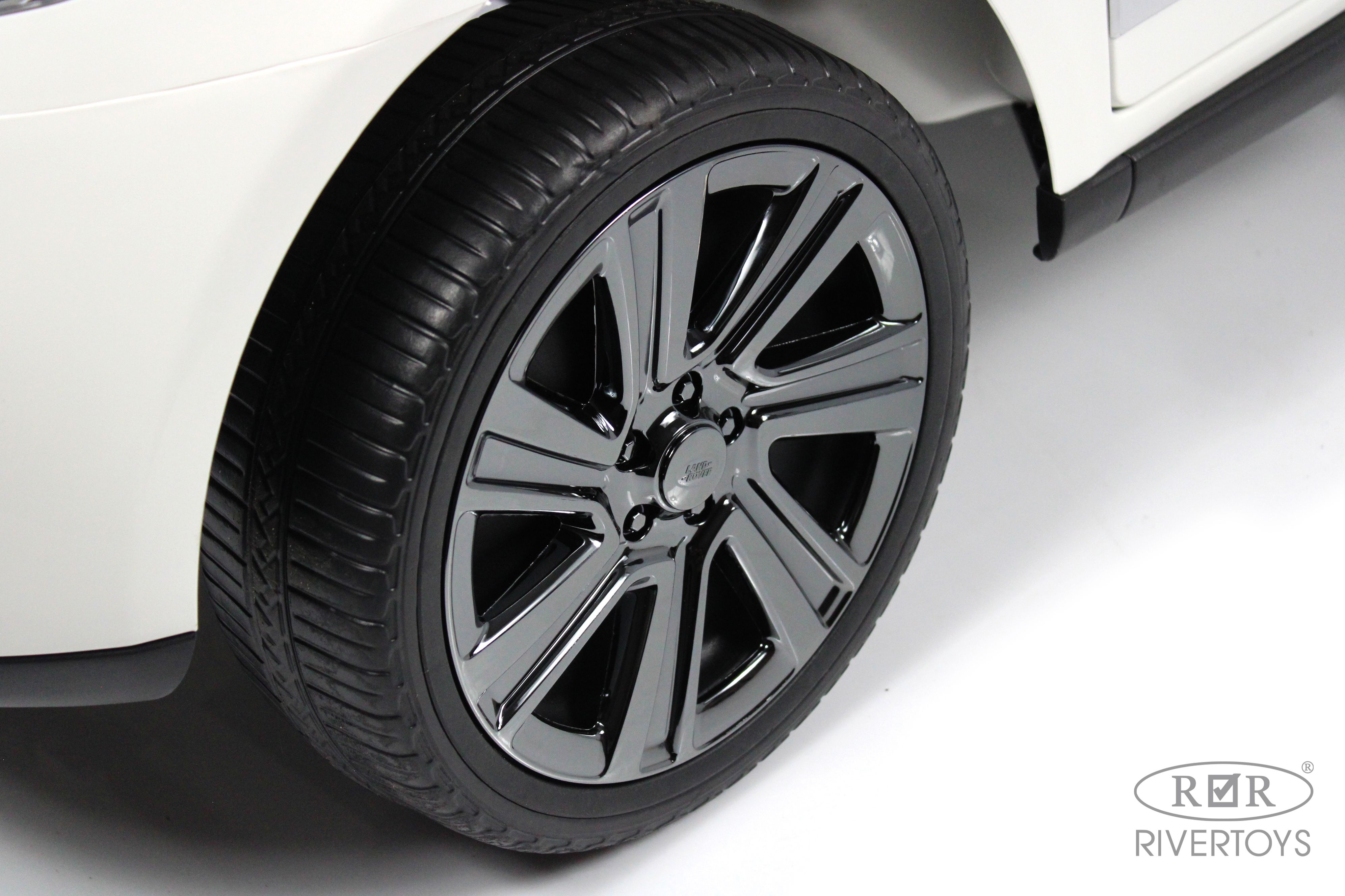 Электромобиль RIVERTOYS Y999YY-WHITE С пультом ДУ - фото 9