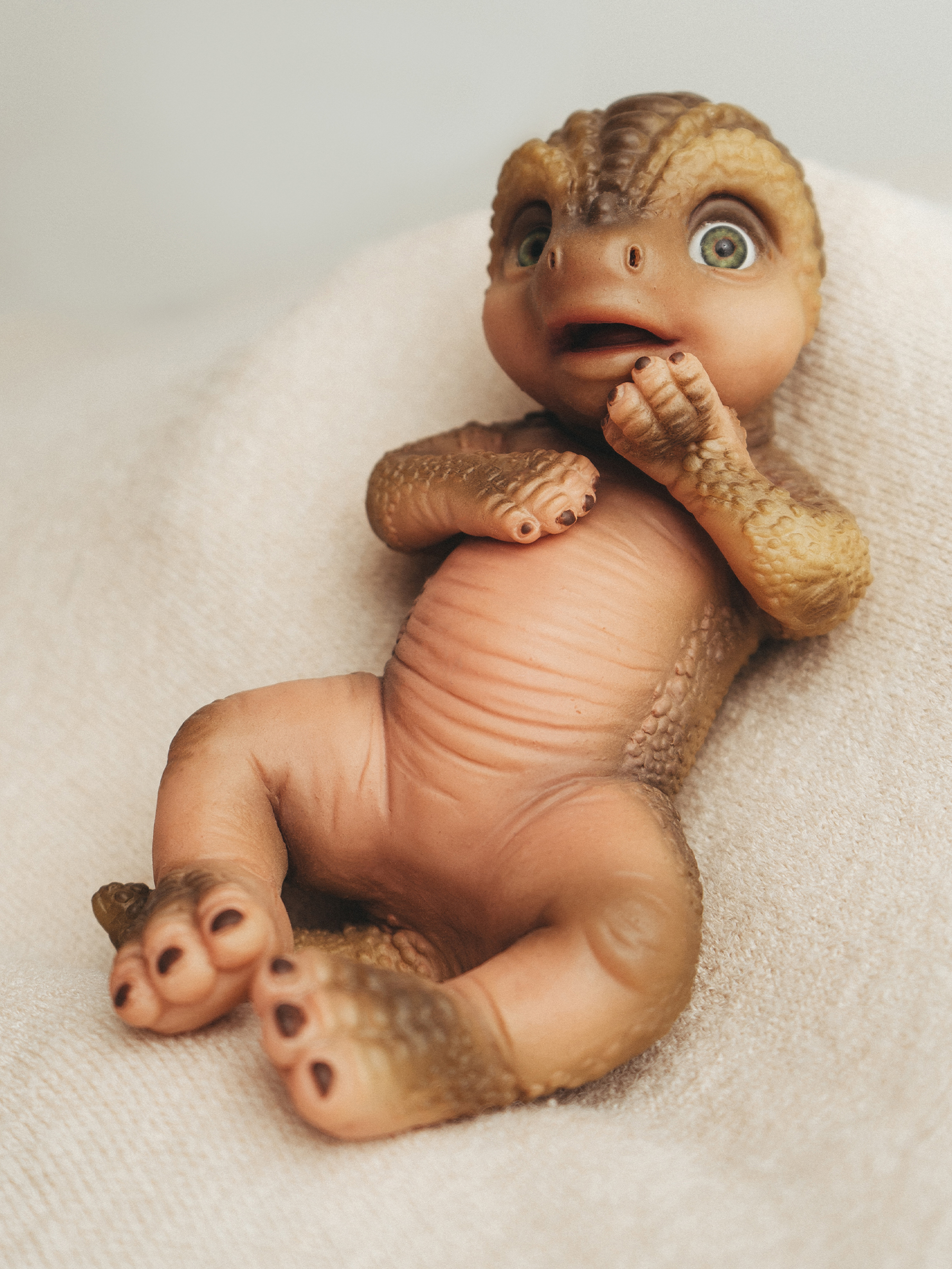 Кукла мини Magic Manufactory Magic Dino Игуанодон высота 22 см 4631163177443 - фото 4