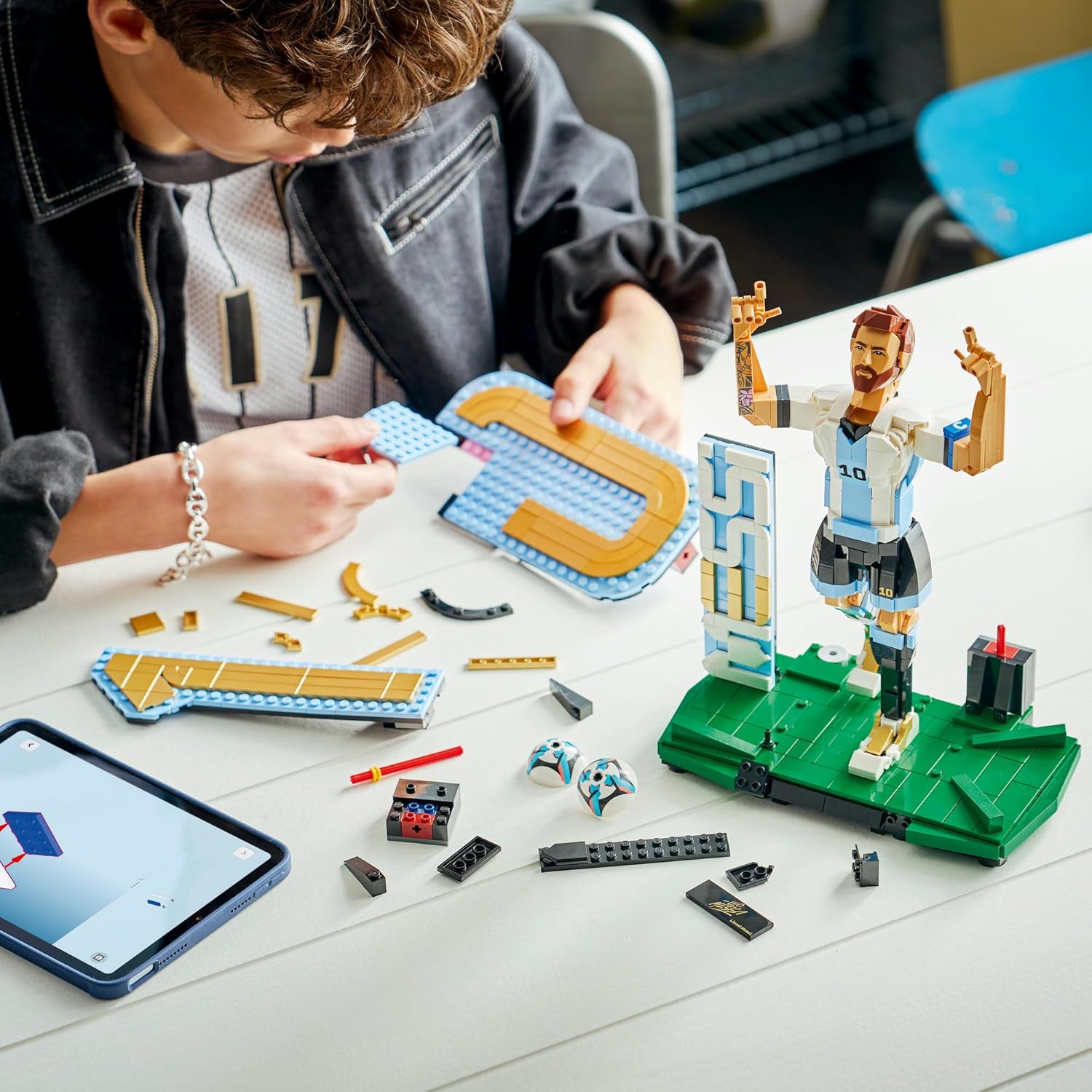 Конструктор LEGO Editions Месси-футбольная легенда 958 дет. - фото 10