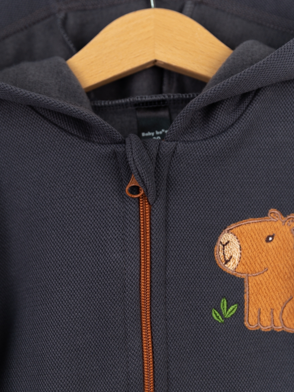 Костюм Baby boom КД573/2-Ф пике аппликация капибара фуме - фото 4