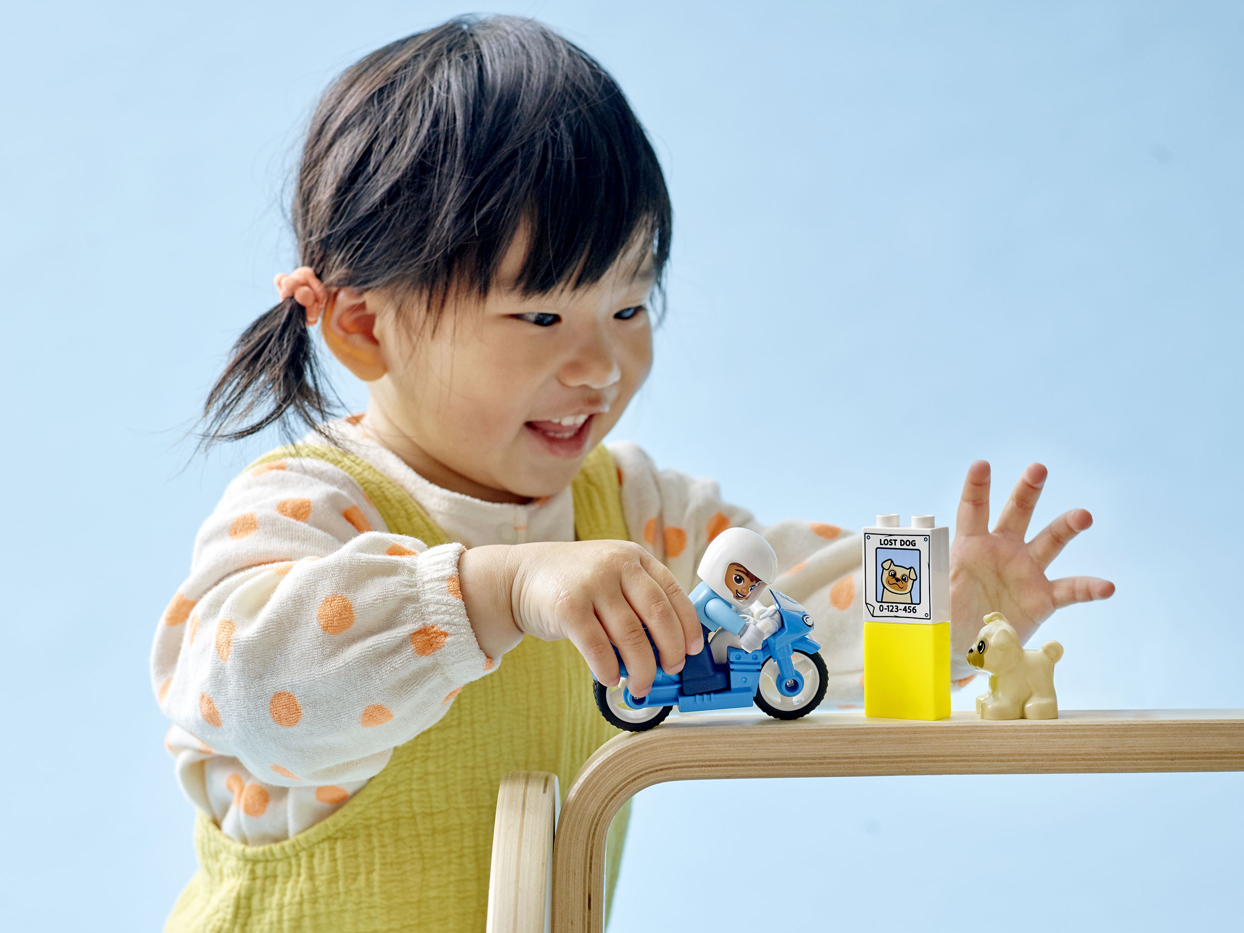 Конструктор LEGO DUPLO Town Полицейский мотоцикл 5 дет. - фото 14