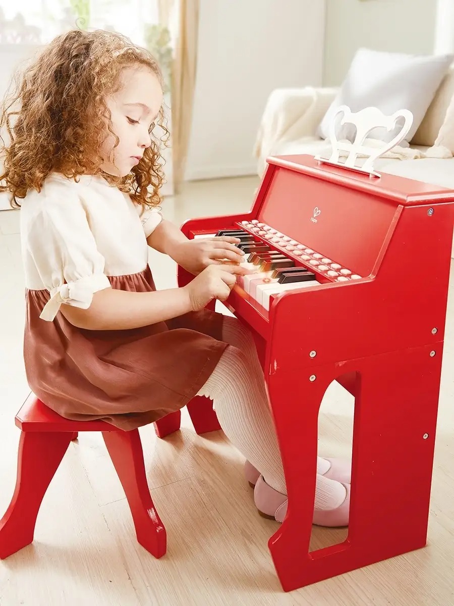 Игрушка музыкальная Hape Пианино красный с табуреткой пианино - фото 1
