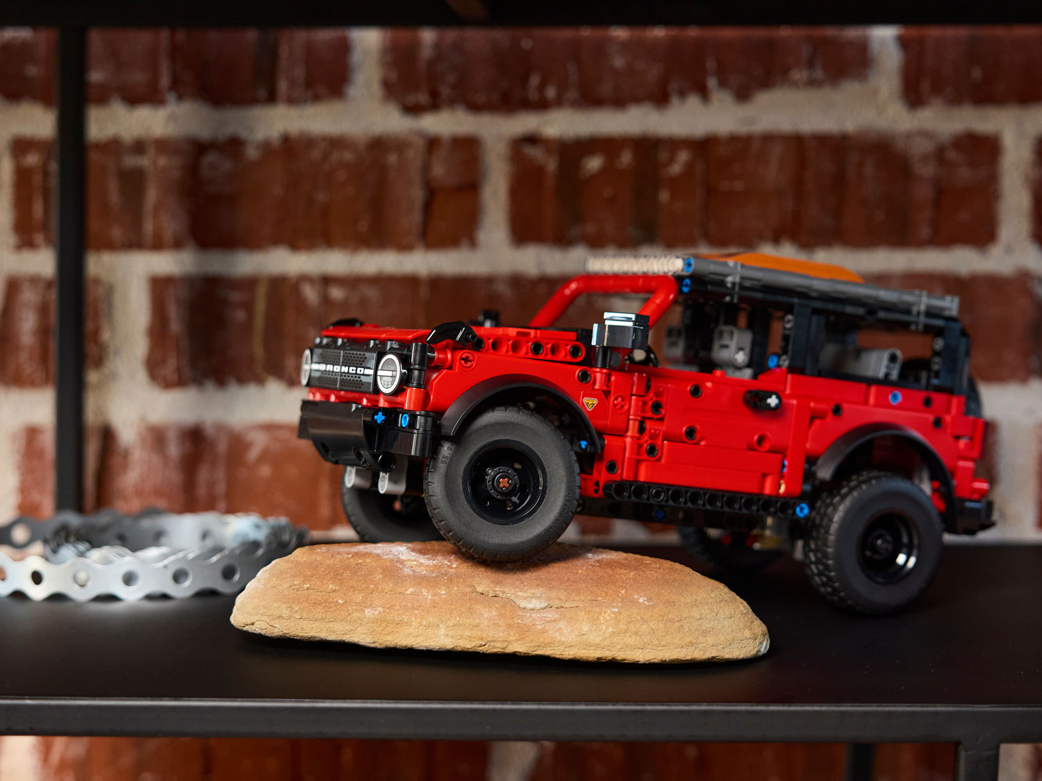 Конструктор LEGO Technic Ford Bronco SUV 943 дет. - фото 11