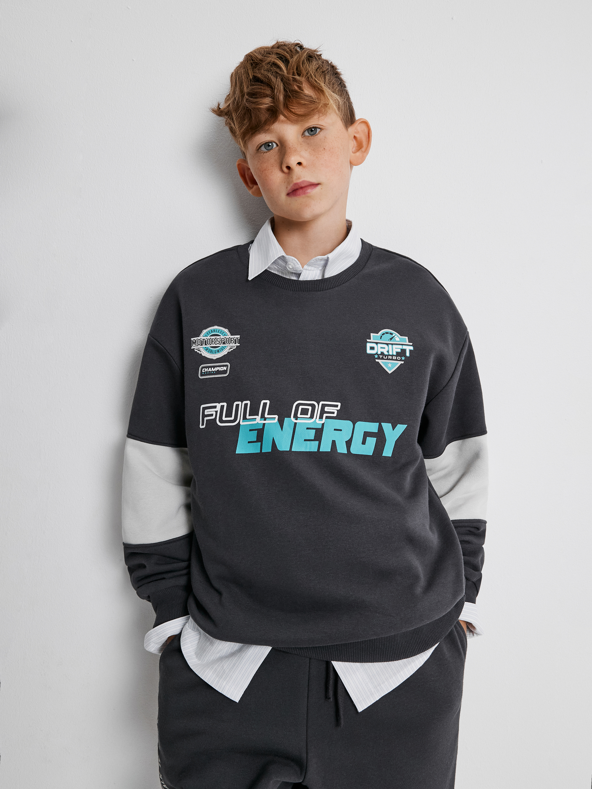 Изображение товара Свитшот для мальчика Acoola 122 с принтом мотоспорт и контрастными вставками