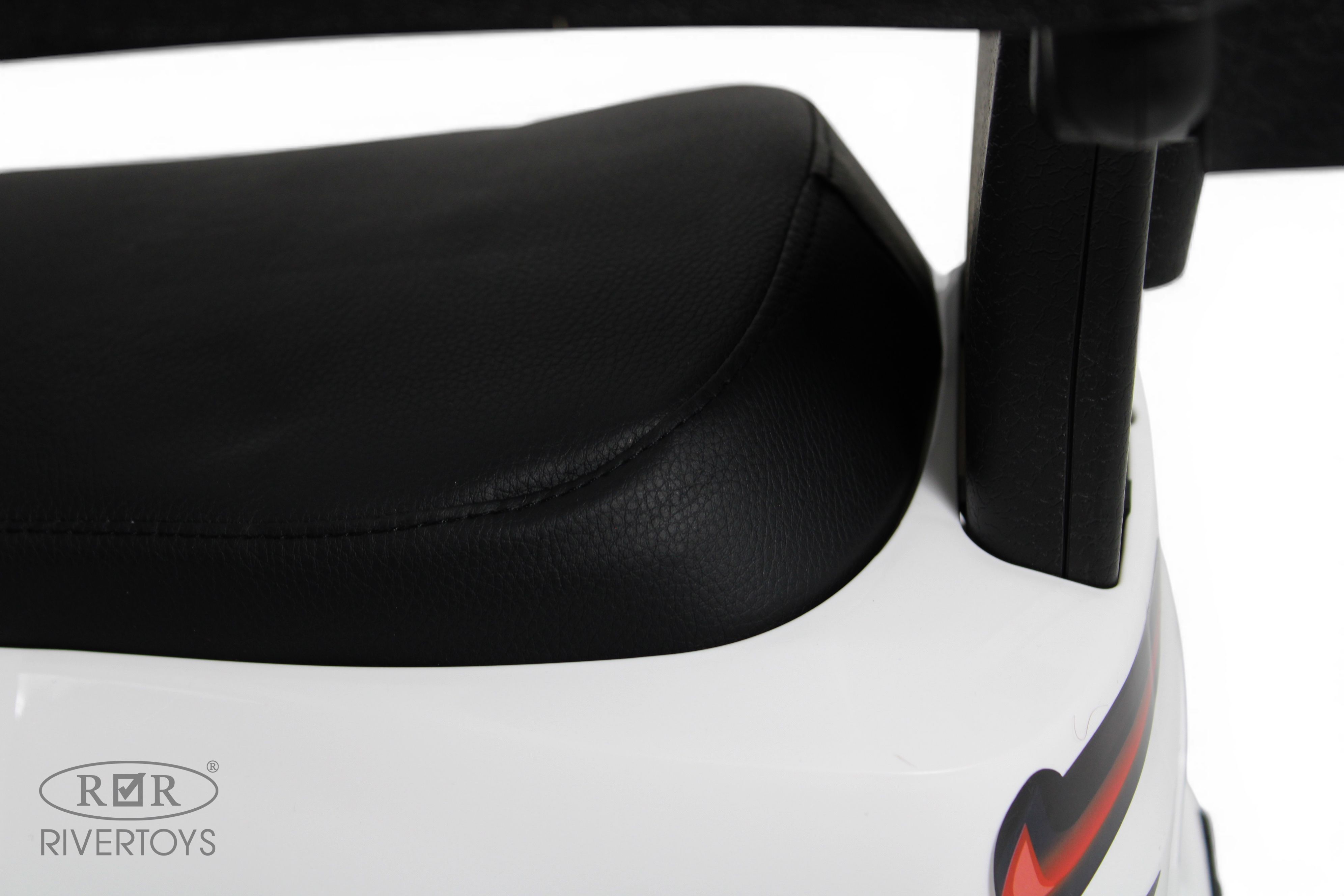 Каталка RIVERTOYS Z005ZZ-BP-WHITE белый - фото 10