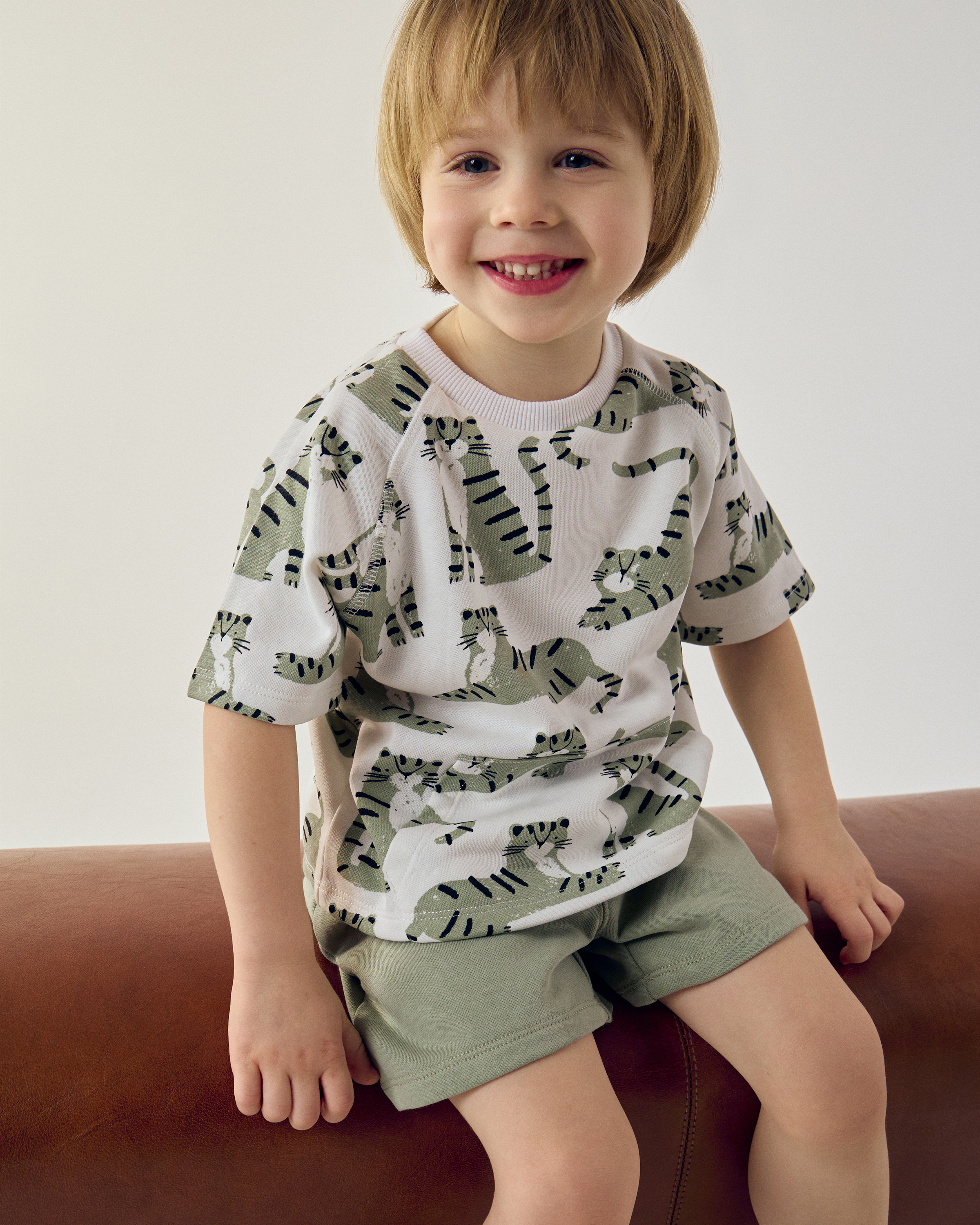 Изображение товара BabyGo летний комплект 92: футболка с тиграми и хаки шорты Изображение товара BabyGo летний комплект 92: футболка с тиграми и хаки шорты