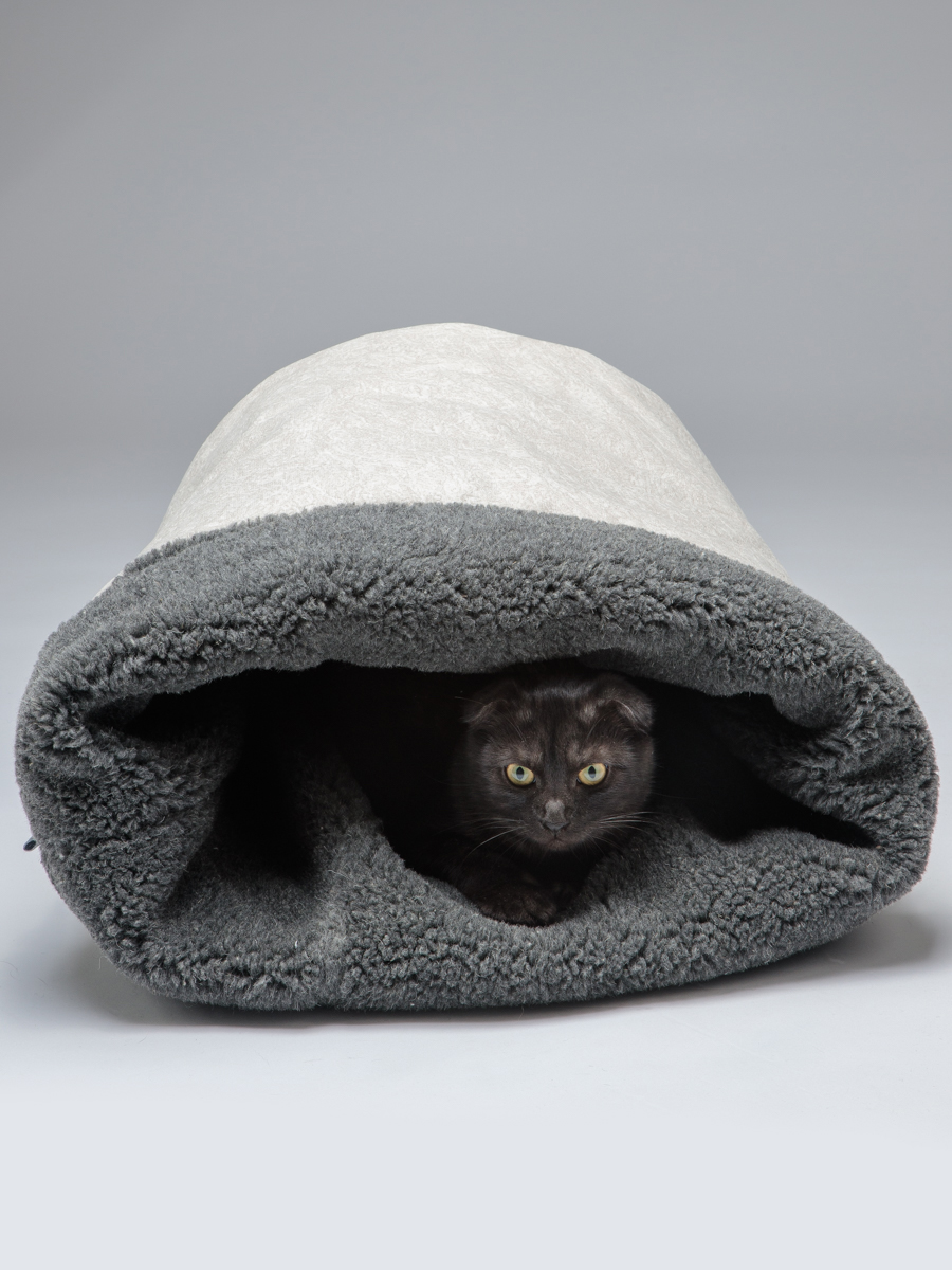 Домик для кошек и собак Пятница Нора с овчиной 50х38х50 см темно-серый - фото 6