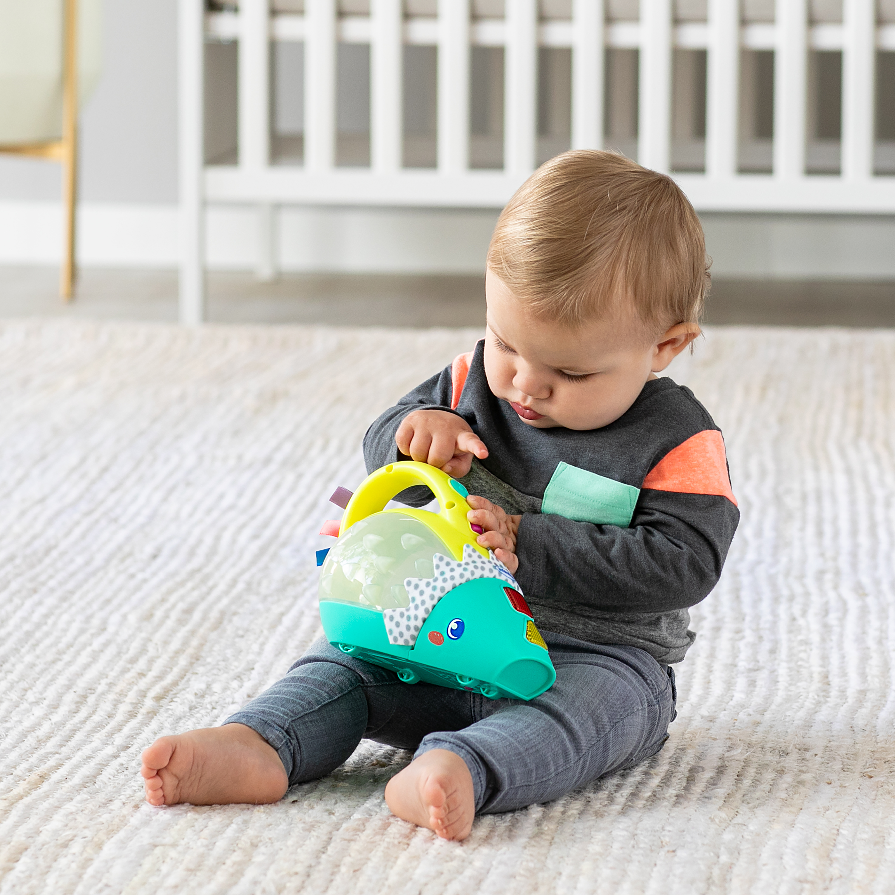 Игрушка INFANTINO Мини пылесос Свет звук - фото 7