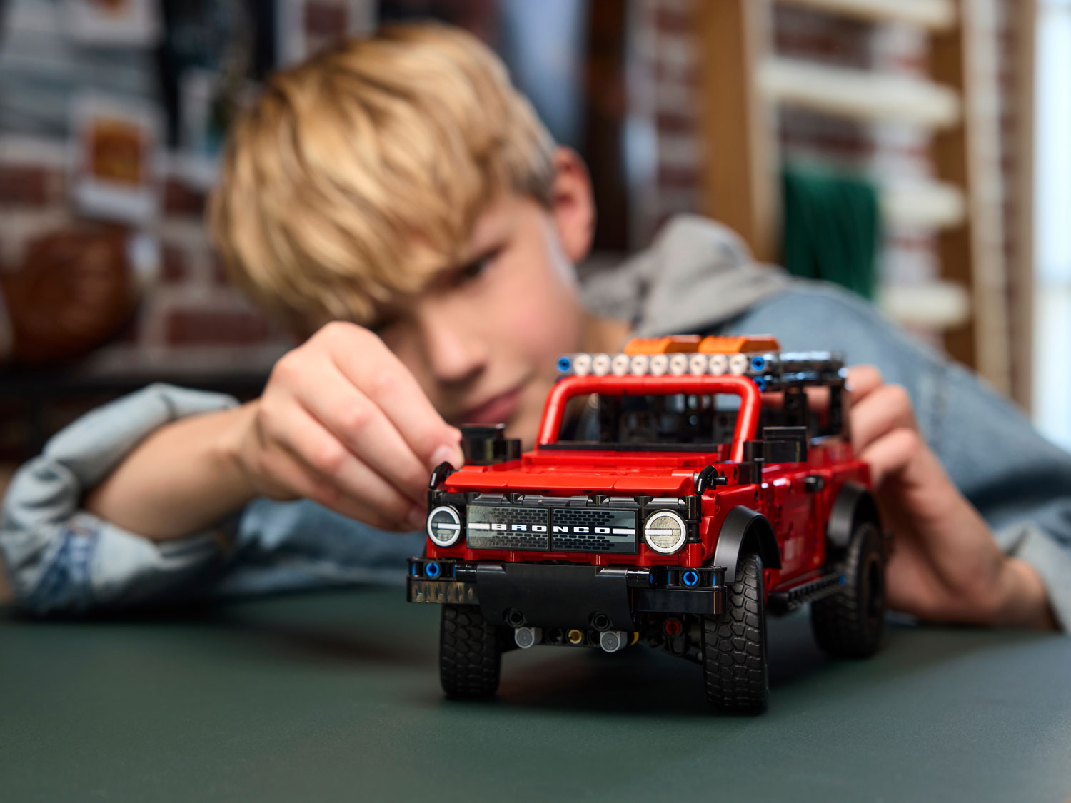 Конструктор LEGO Technic Ford Bronco SUV 943 дет. - фото 13