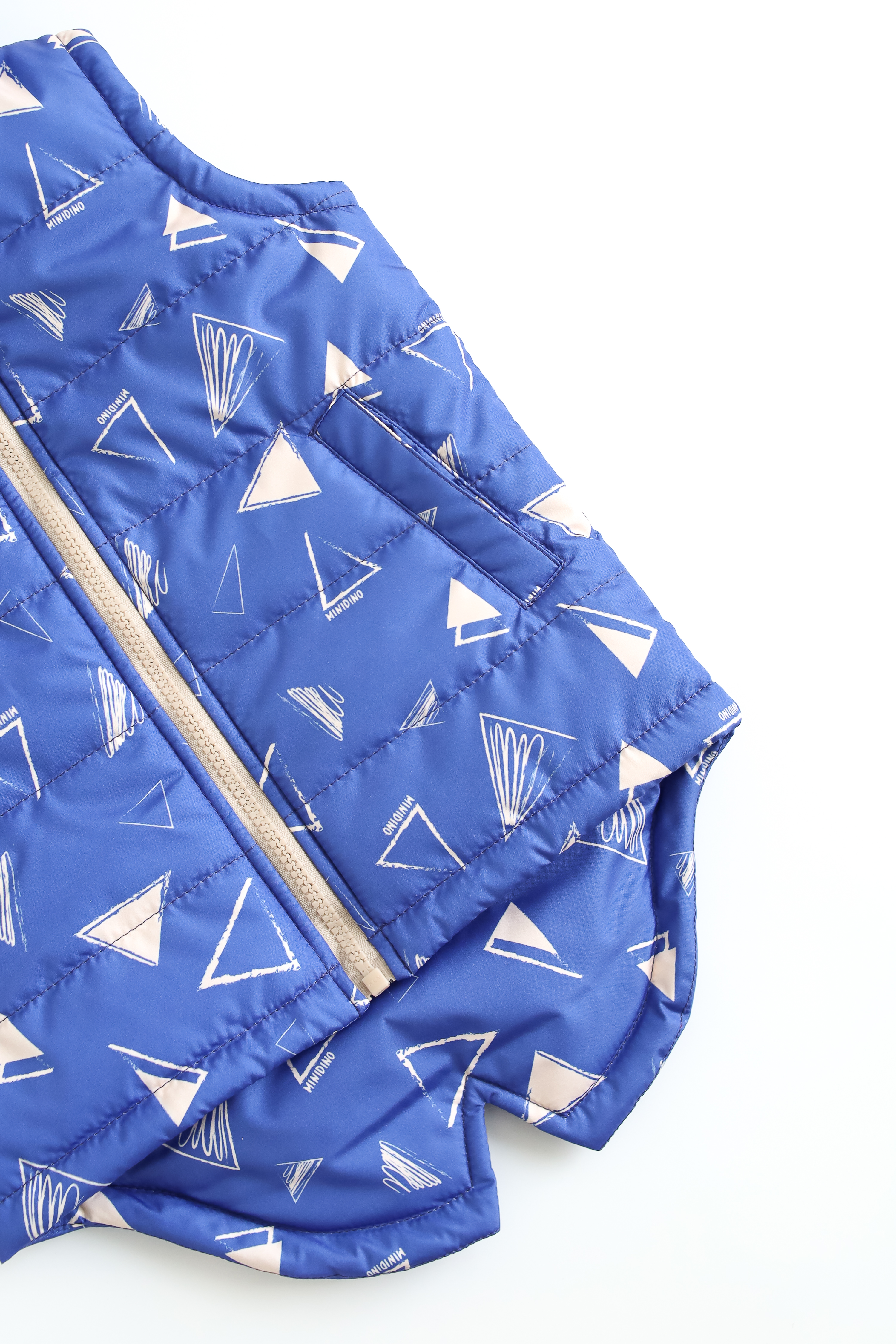 Жилет MINIDINO М010/1/ДЖилет утепленный детский Дино принт треугольник кобальт - фото 3