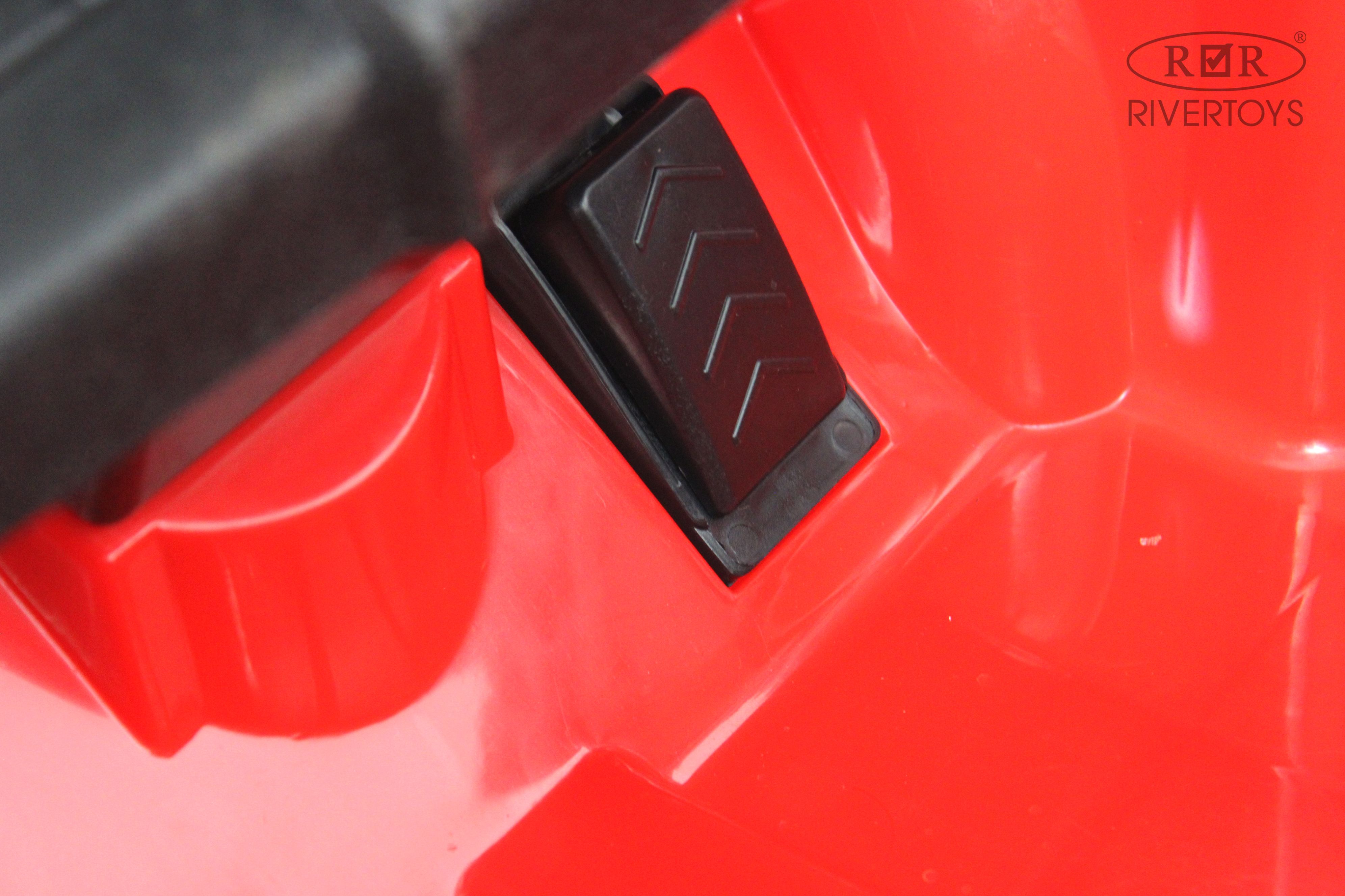 Электромобиль RIVERTOYS F444FF-RED С пультом ДУ - фото 8