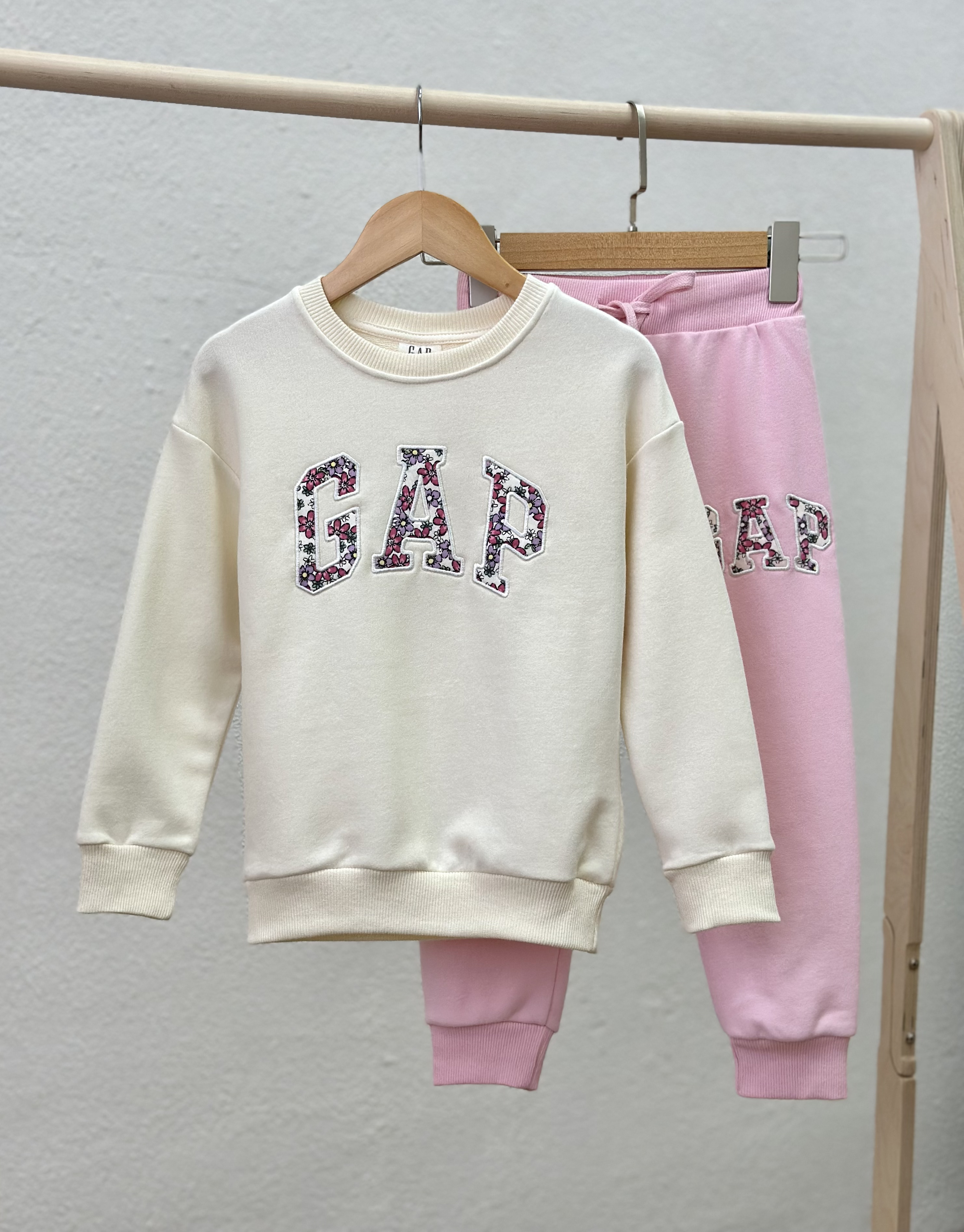 Свитшот и брюки Zara гап сердечки 2025 - фото 5