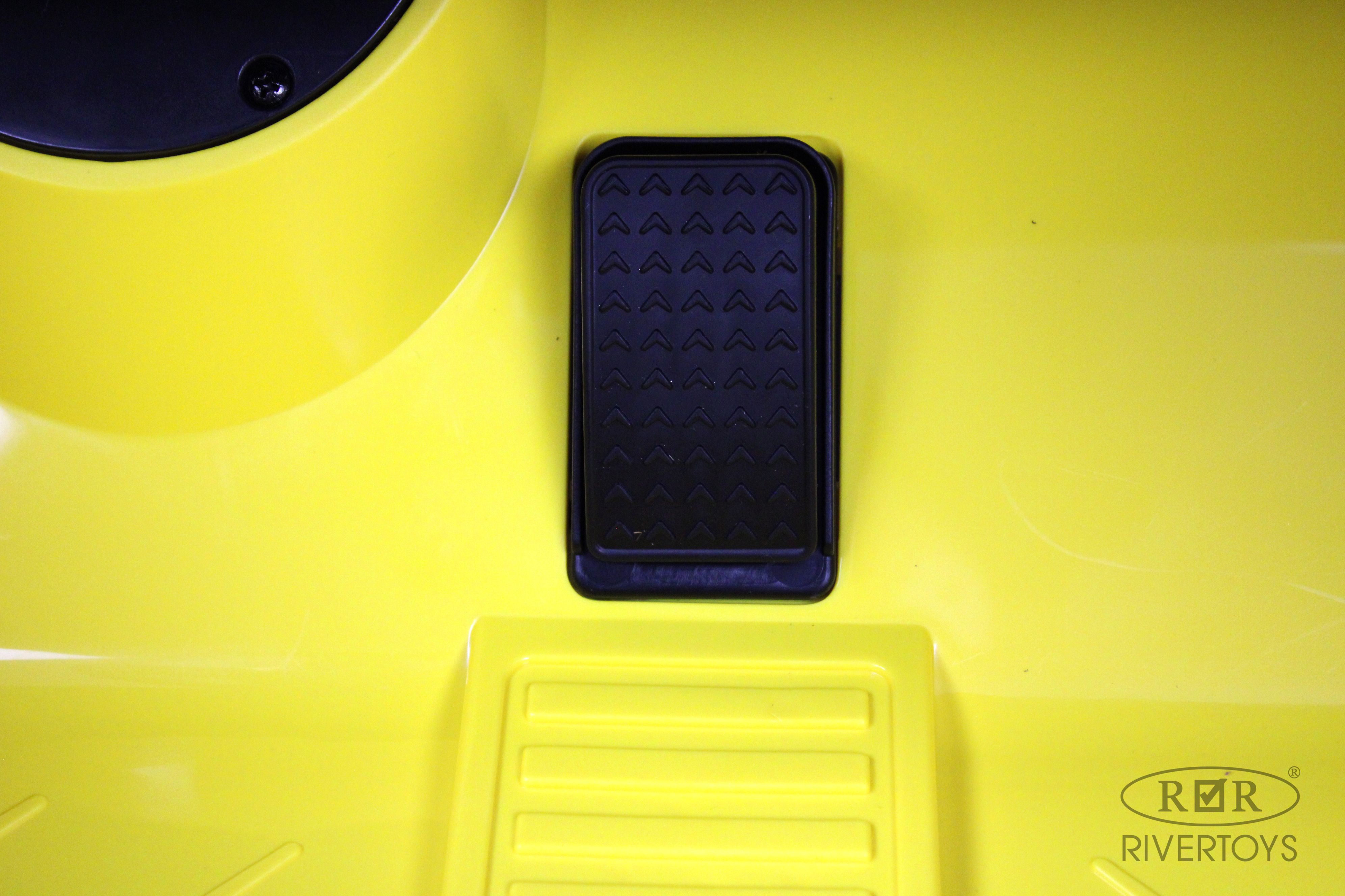 Электромобиль RIVERTOYS A111MP-YELLOW С пультом ДУ - фото 5