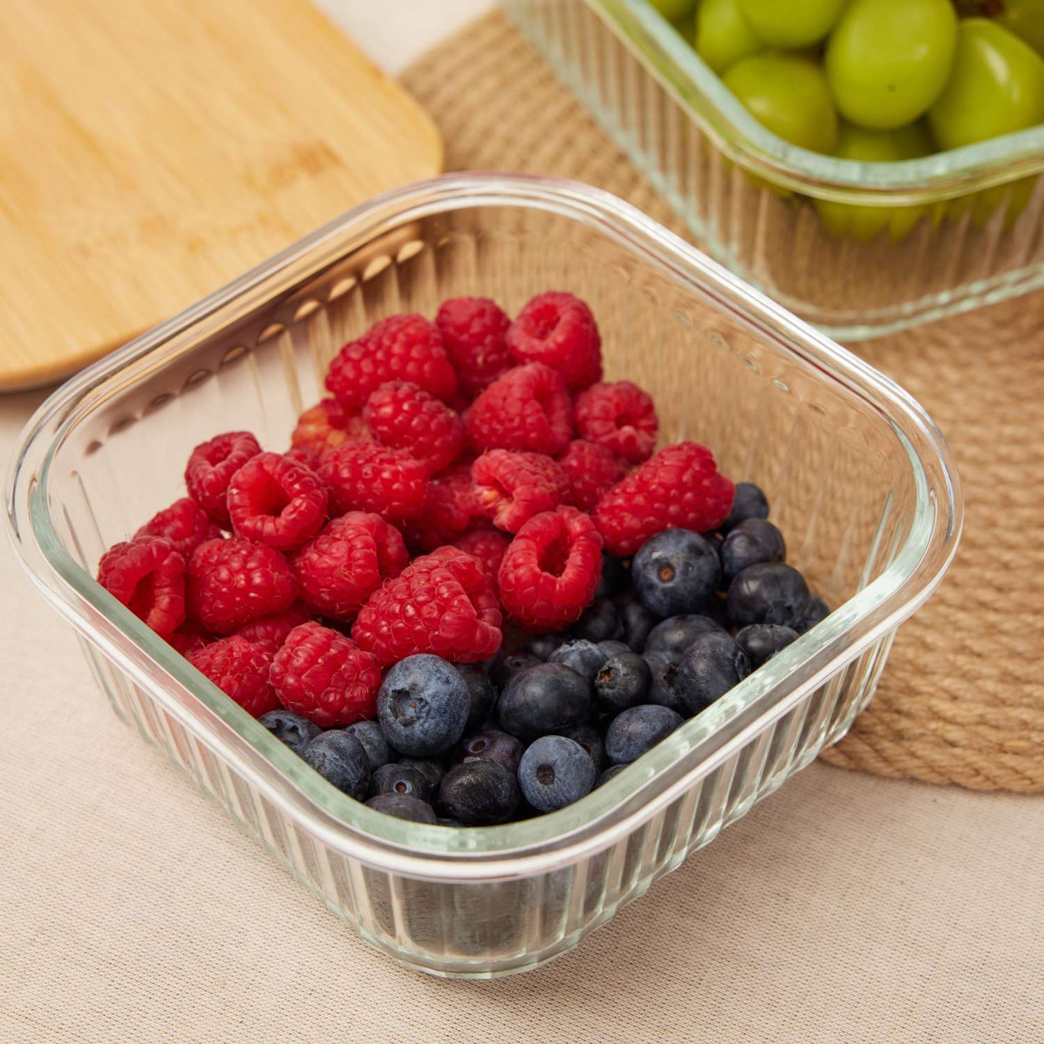 Контейнер ё стеклянный рифленый с крышкой 800мл - фото 1