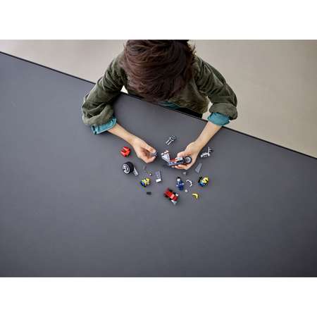 Конструктор LEGO Minions Погоня на мотоцикле блочный