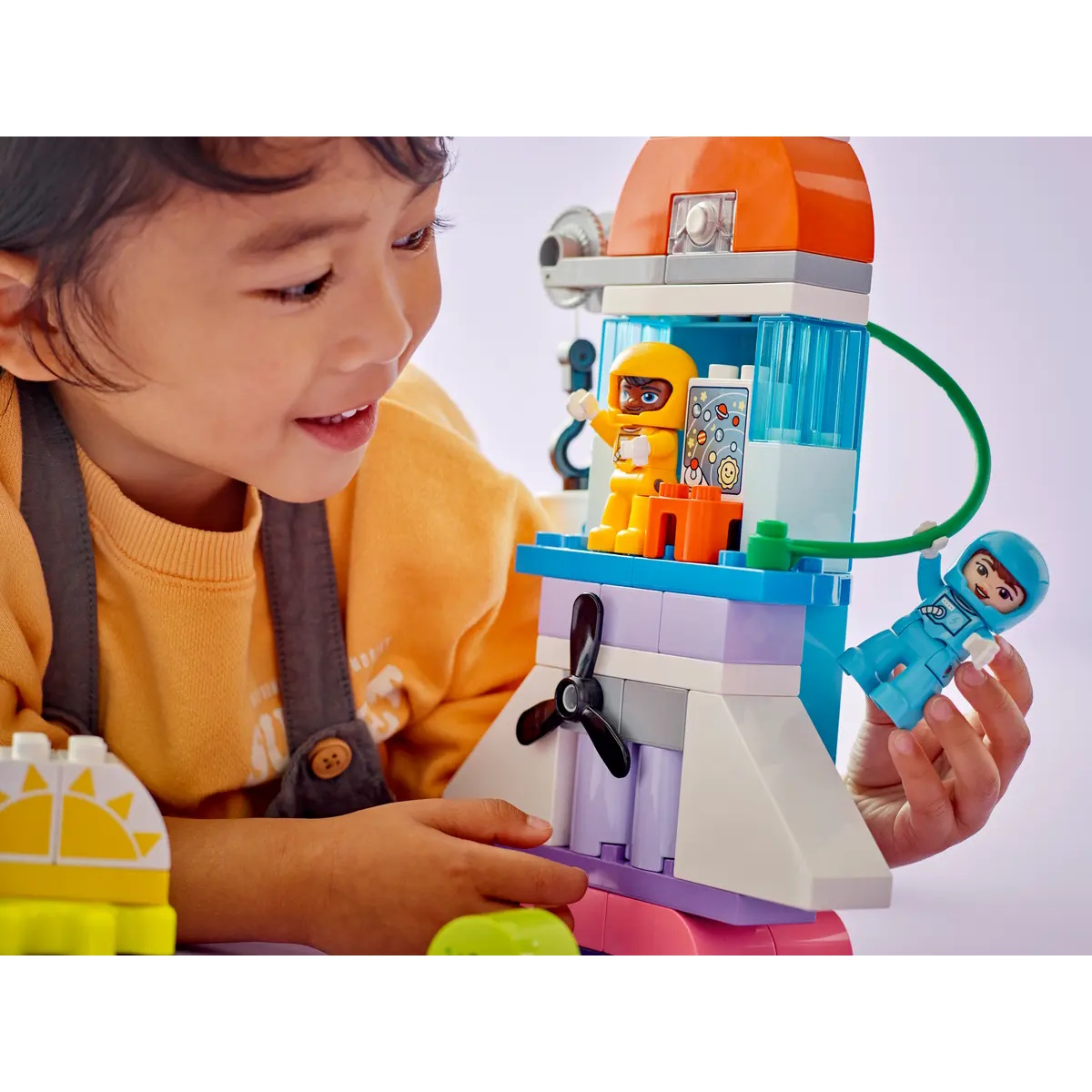 Конструктор LEGO DUPLO Приключения на космо шаттле - фото 11