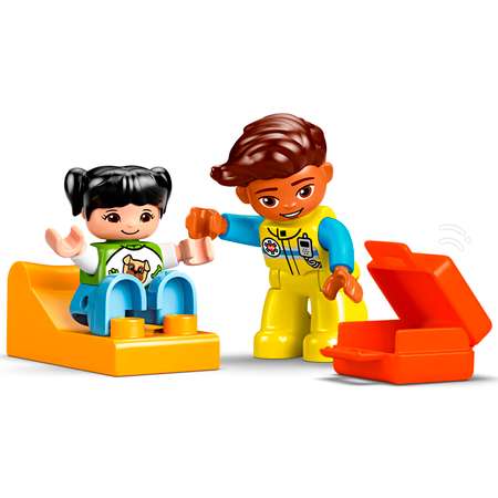 Конструктор LEGO DUPLO Скорая помощь и водитель 19 дет.