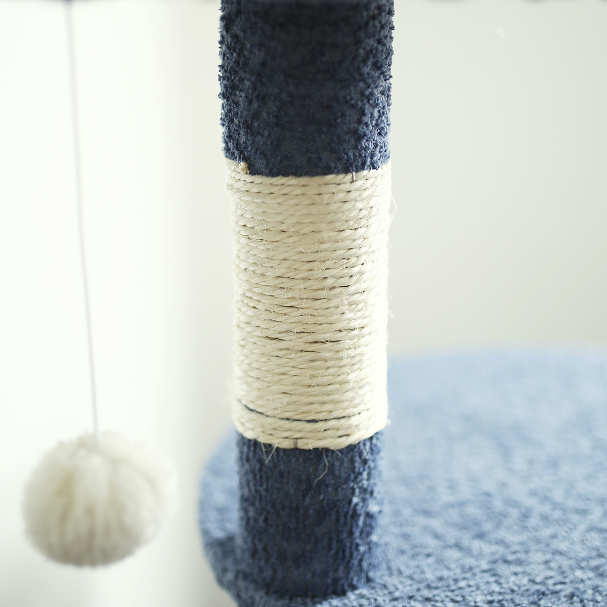 Дом-когтеточка для кошек Не один дома Boucle синий 45*45*112см - фото 13
