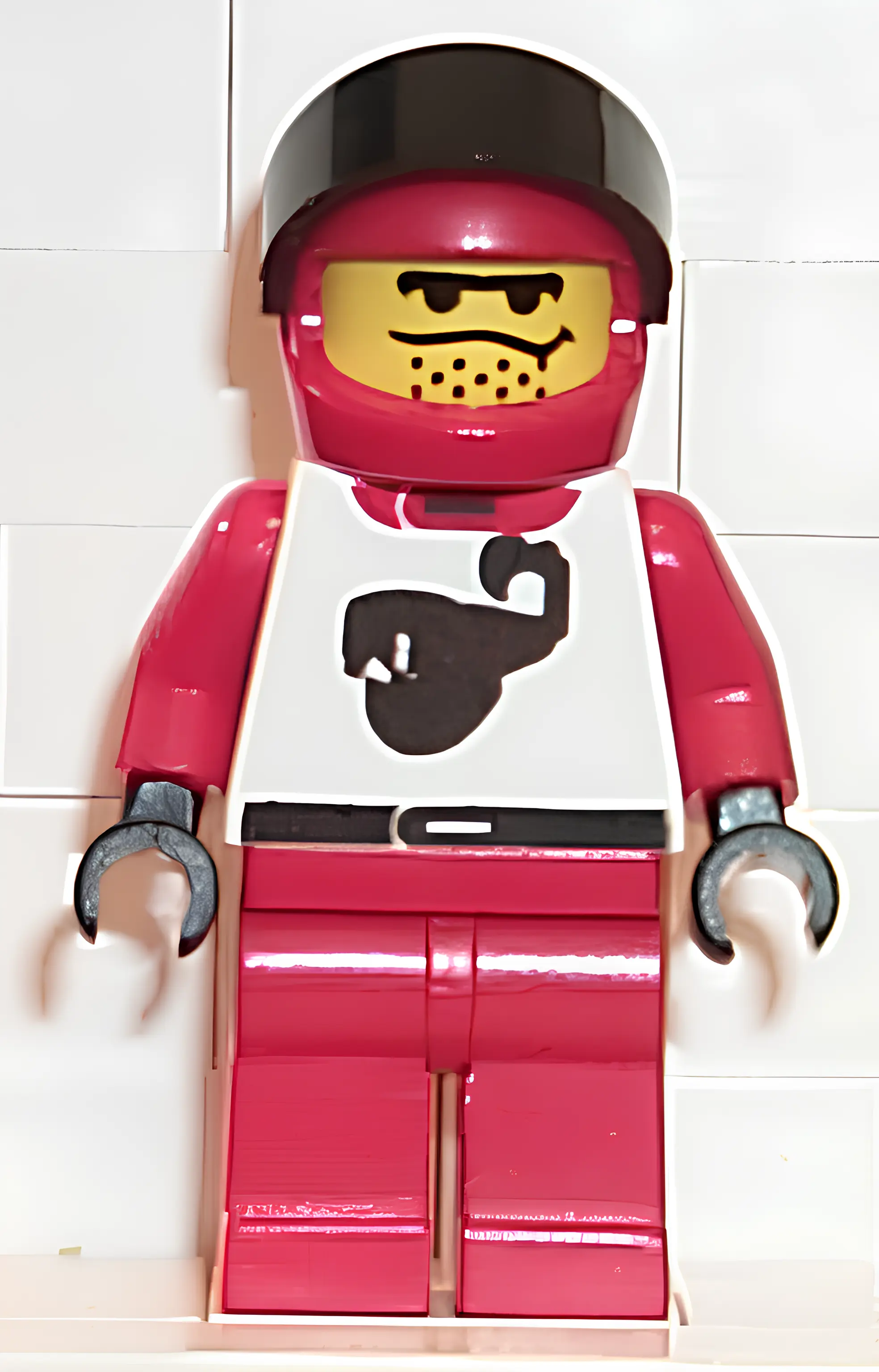 Изображение товара LEGO Минифигурка Race Driver с Красным Шлемом для коллекционеров Изображение товара LEGO Минифигурка Race Driver с Красным Шлемом для коллекционеров