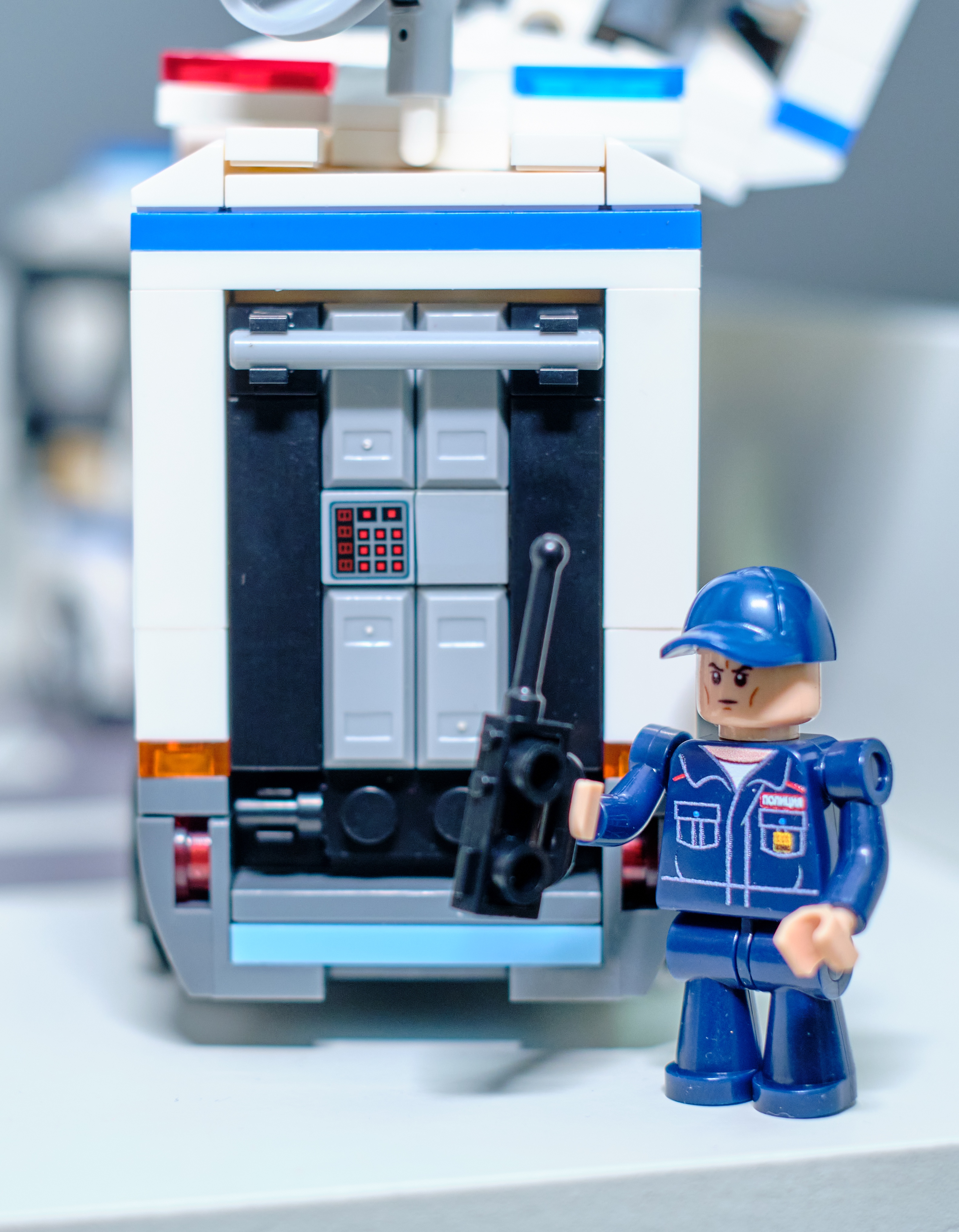 Конструктор brick labs Полицейский трак 572 дет. - фото 6