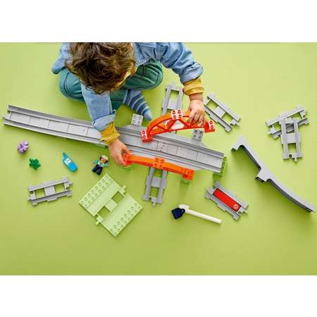 Конструктор LEGO DUPLO Железнодорожный мост и пути блочный