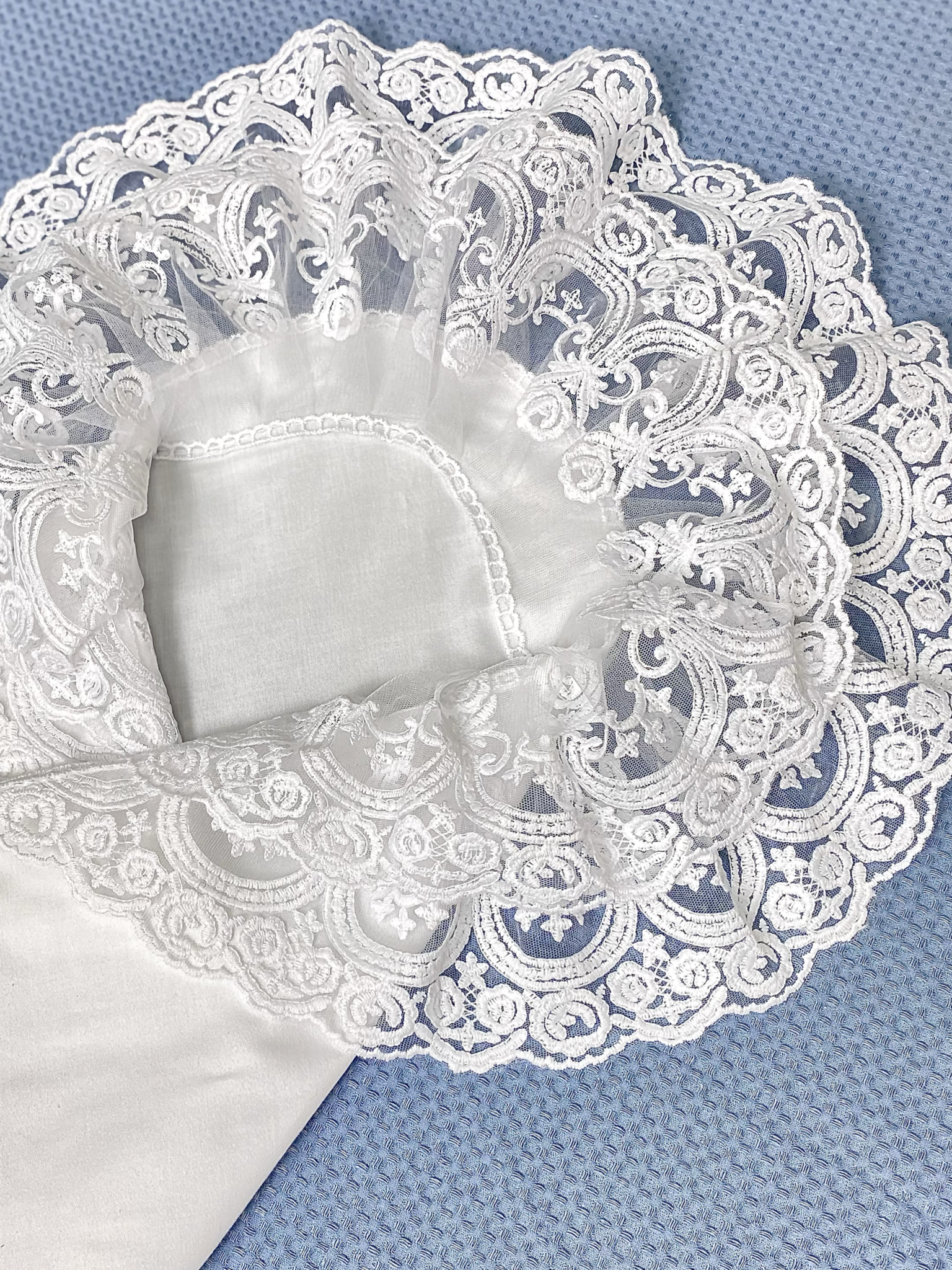 Конверт на выписку Делоникс Пеленка уголок с кружевом белый - фото 8