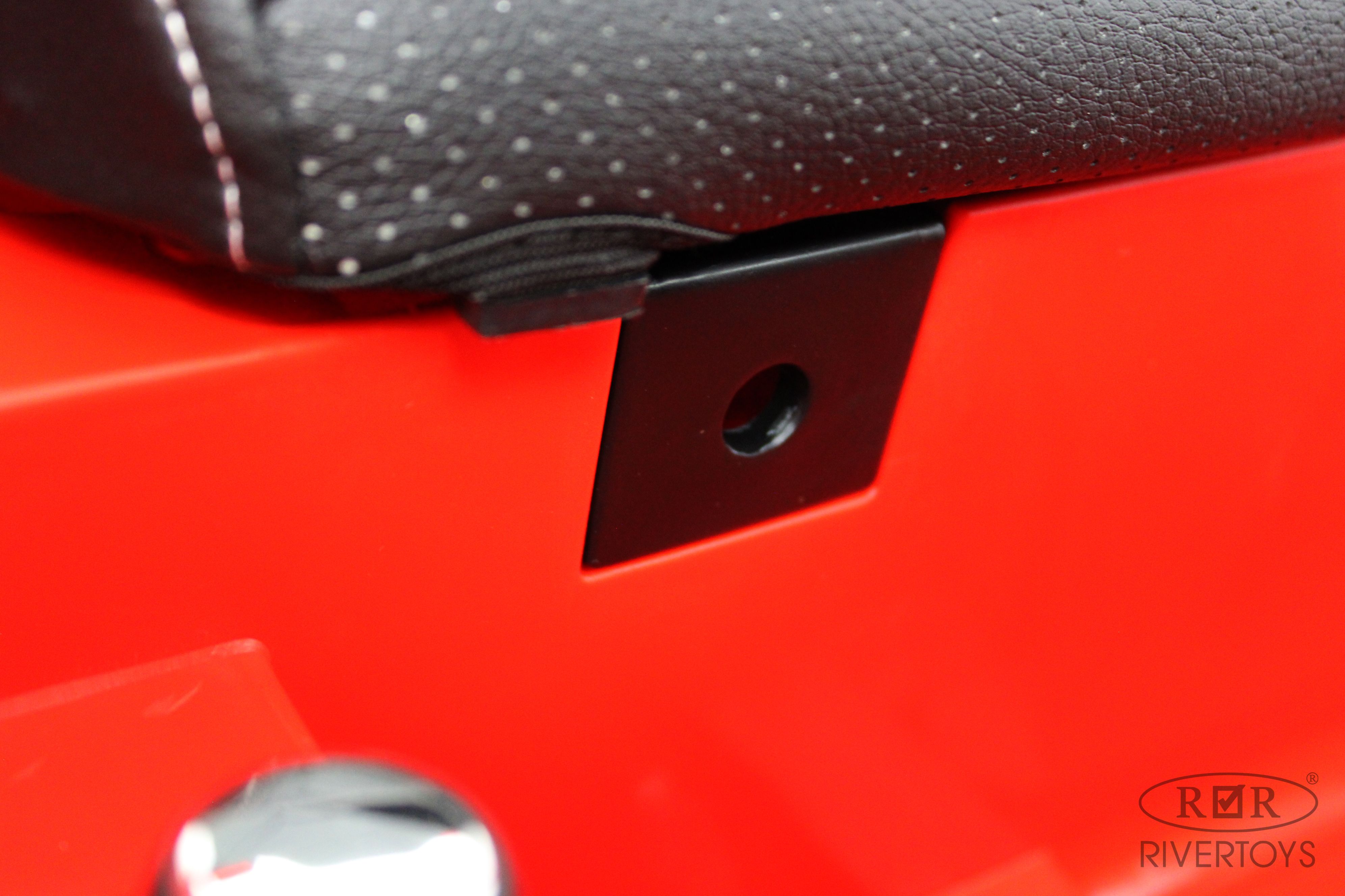 Электромобиль RIVERTOYS T222TT-4WD-RED С пультом ДУ - фото 26