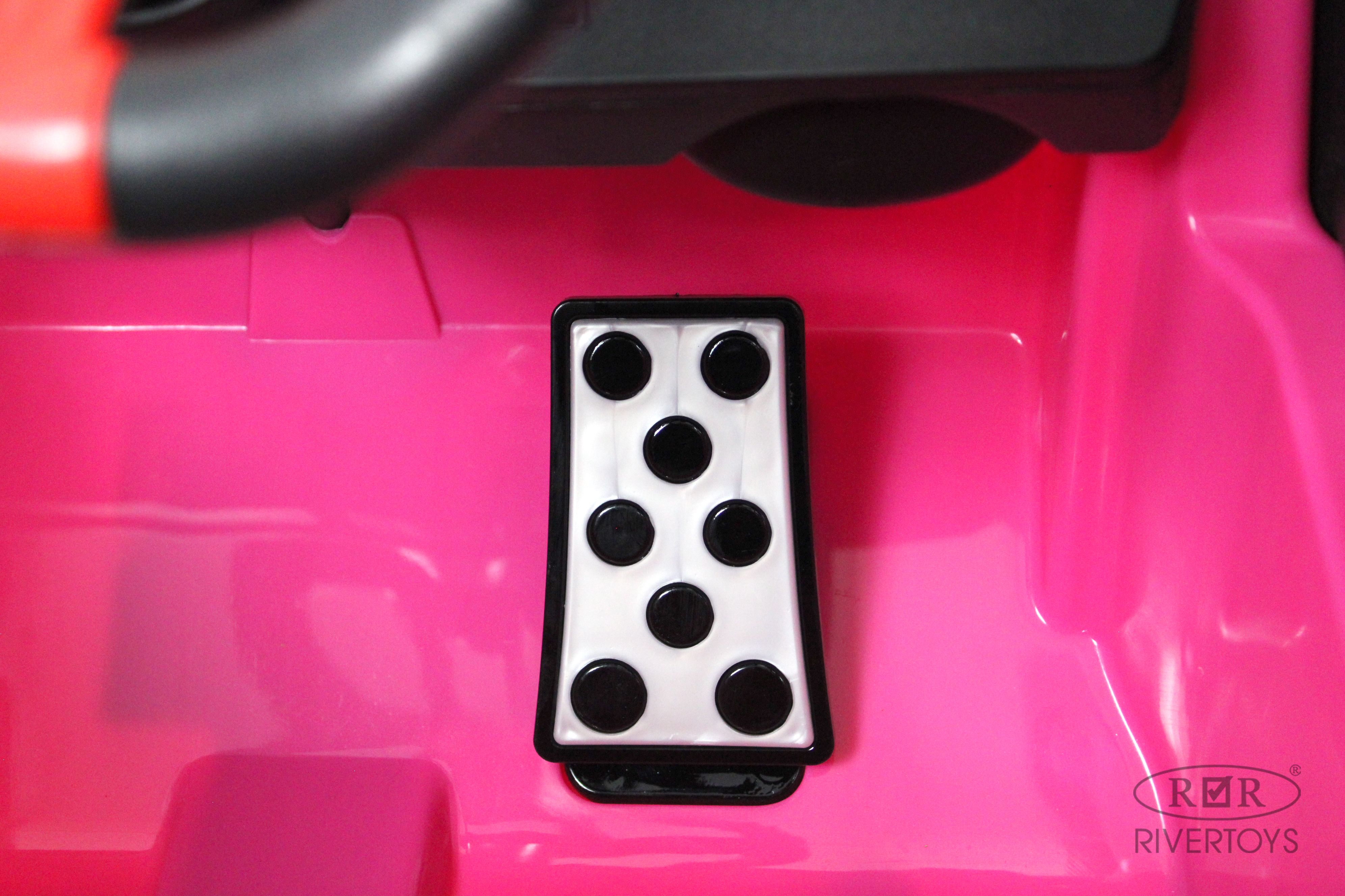 Электромобиль RIVERTOYS Mercedes Z999ZZ-PINK С пультом ДУ - фото 17