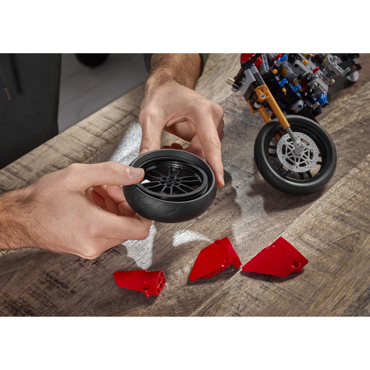 Конструктор LEGO Technic Ducati Panigale 646 дет. - фото 17