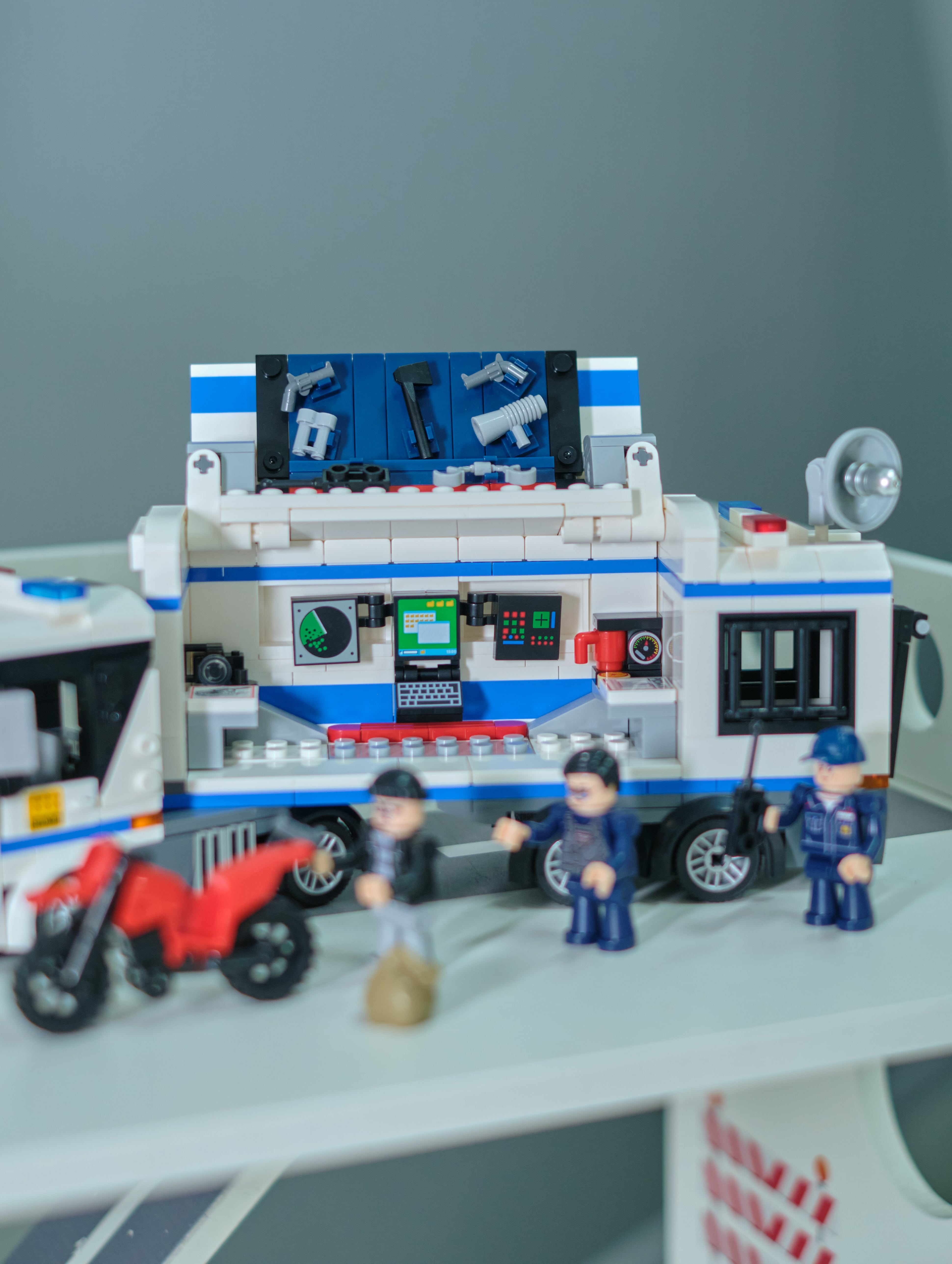 Конструктор brick labs Полицейский трак 572 дет. - фото 19