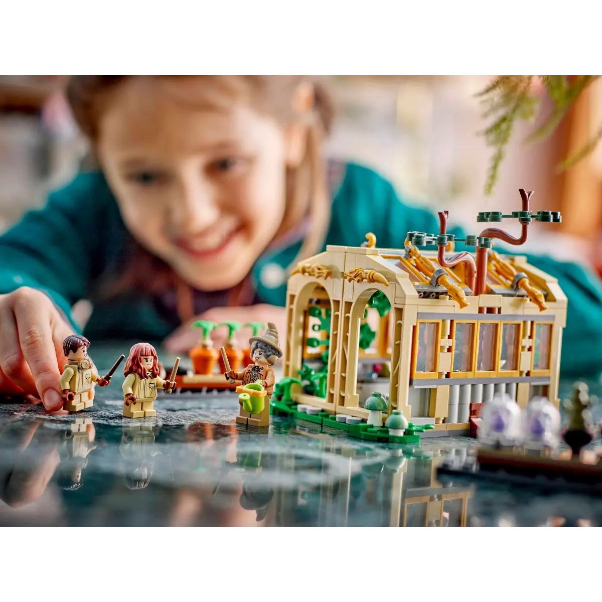 Конструктор LEGO Harry Potter Замок Хогвартс Урок гербологии 390 дет. - фото 9