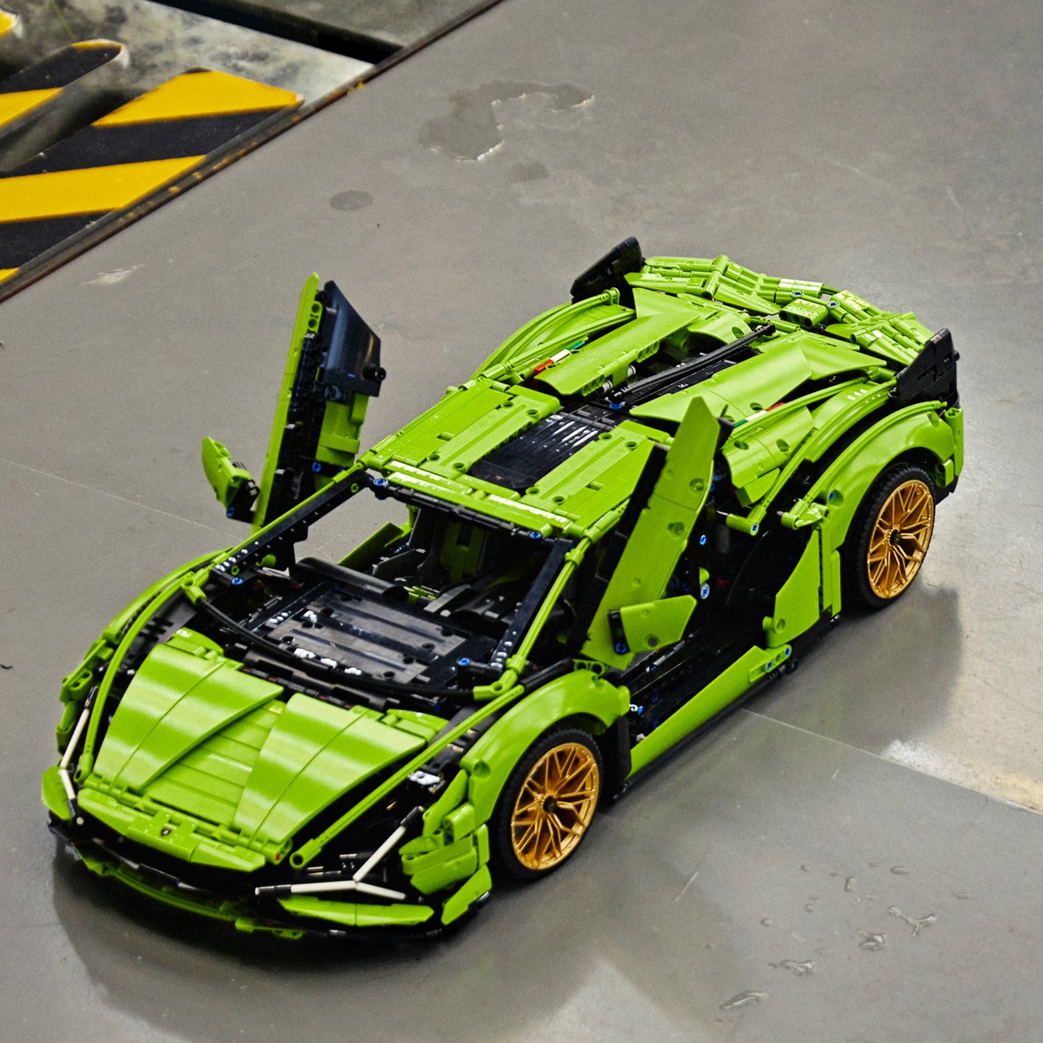 Конструктор LEGO Technic Lamborghini Sian 3696 дет. - фото 11