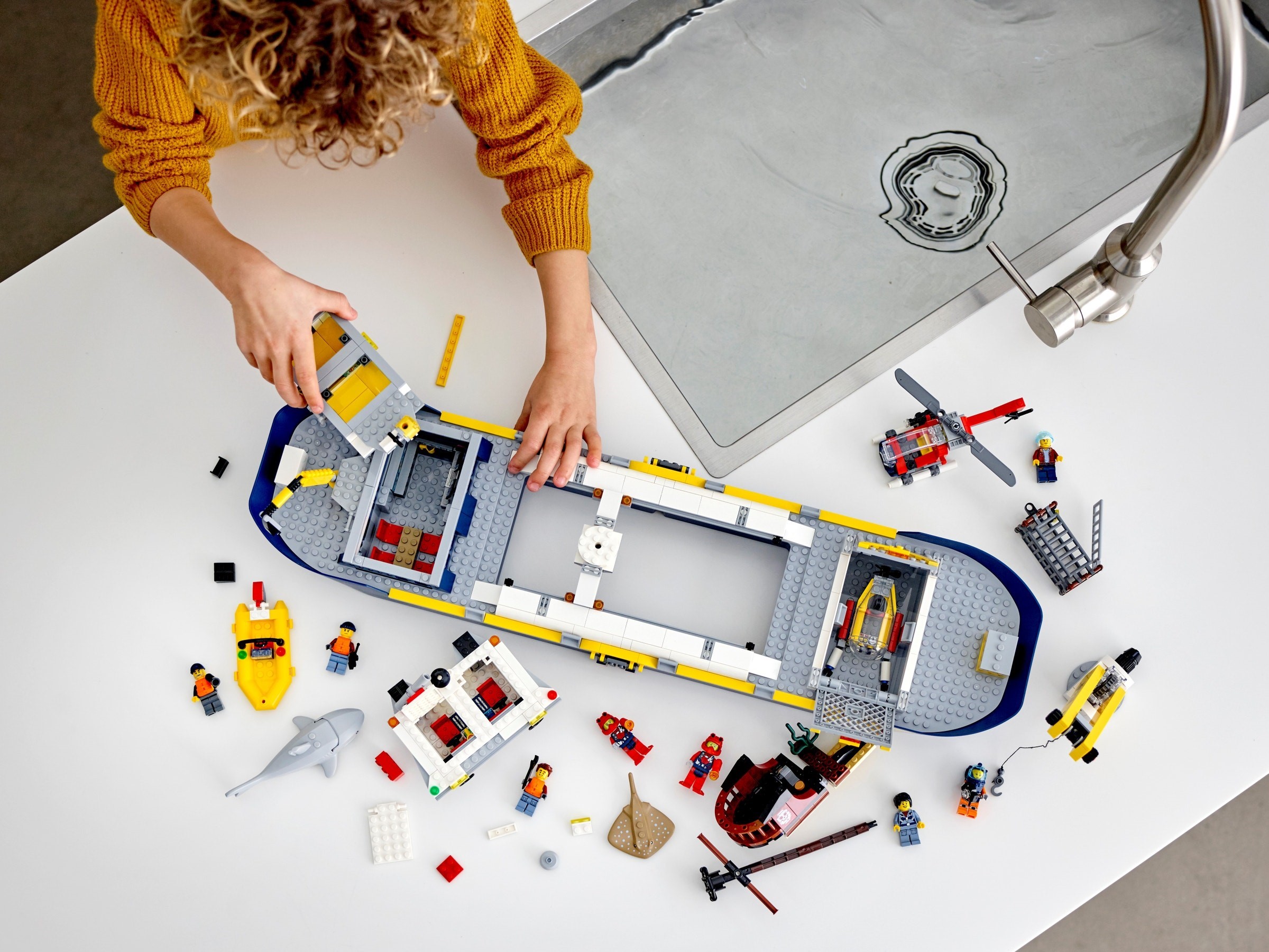 Конструктор LEGO City 60266 745 дет. - фото 8