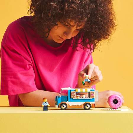 Конструктор LEGO City Грузовик для пончиков блочный